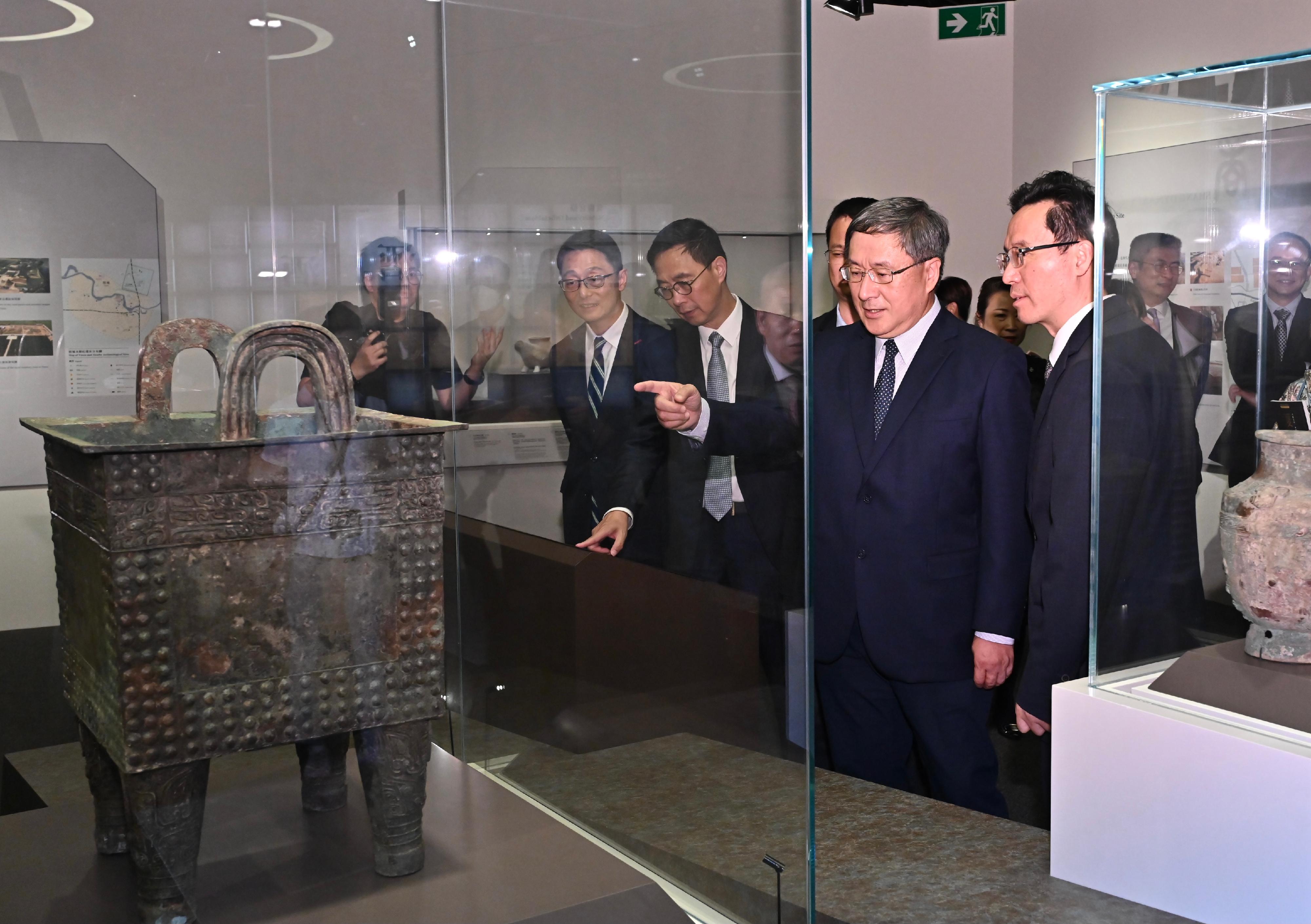 The Deputy Chief Secretary for Administration, Mr Cheuk Wing-hing, attended the opening ceremony of "The Hong Kong Jockey Club Series: The Ancient Civilisation of the Xia, Shang and Zhou Dynasties in Henan Province" today (April 2). Photo shows (from right) the Director of the Henan Provincial Administration of Cultural Heritage, Dr Ren Wei; Mr Cheuk, the Secretary for Culture, Sports and Tourism, Mr Kevin Yeung; and the Director of Leisure and Cultural Services, Mr Vincent Liu, touring the exhibition.