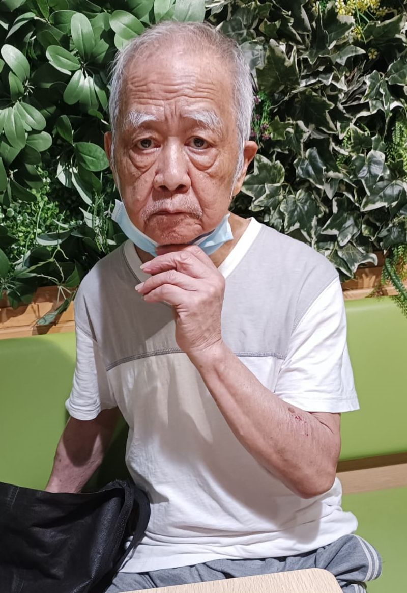 Lee Kwok-shing, aged 82, is about 1.65 metres tall, 55 kilograms in weight and of thin build. He has a square face with yellow complexion and short white hair. He was last seen wearing a white and grey short-sleeved shirt and grey trousers.