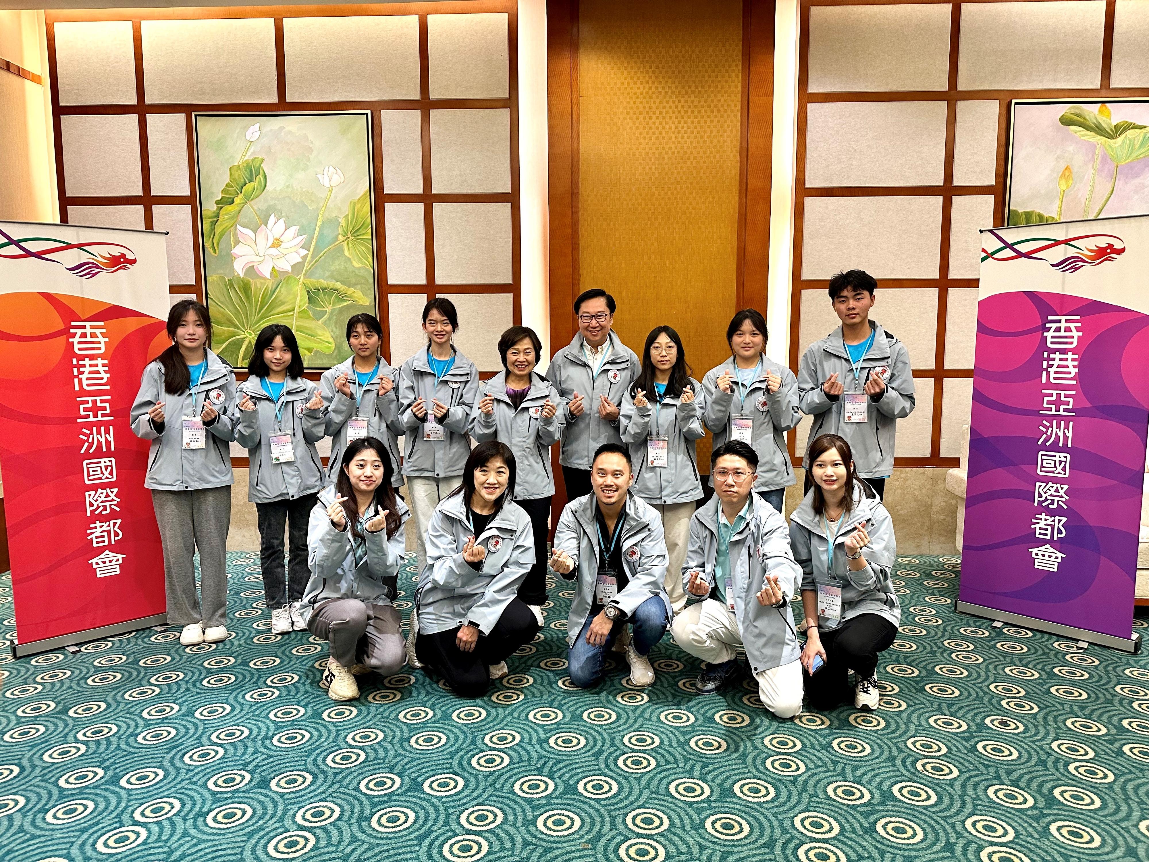 The Secretary for Education, Dr Choi Yuk-lin, today (April 2) attended the closing ceremony of the Yunnan Exchange Tour under the Strive and Rise Programme in Kunming, Yunnan. Photo shows Dr Choi (back row, centre) with representatives of the organisers of the exchange tour and participating students.