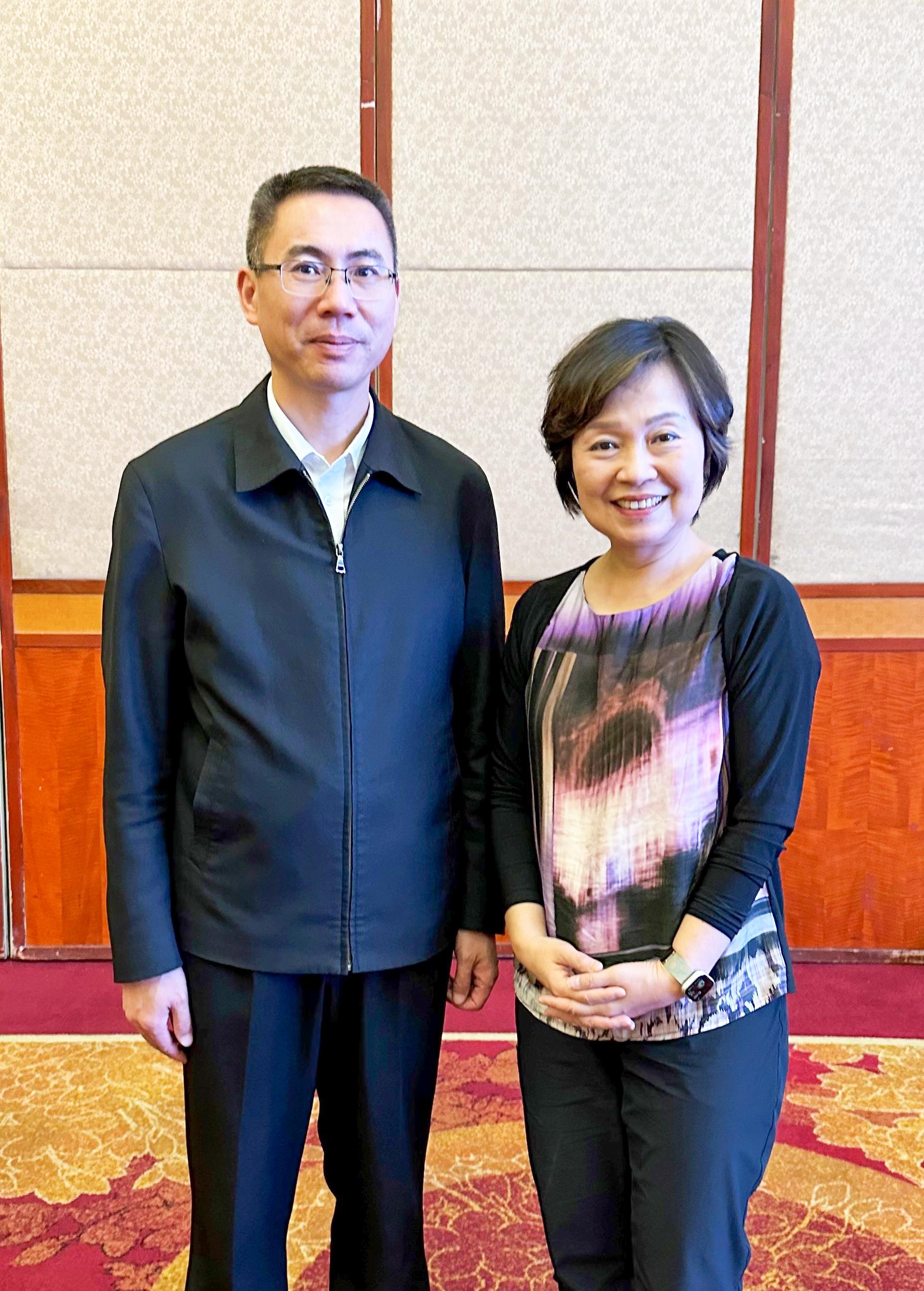 The Secretary for Education, Dr Choi Yuk-lin (right), calls on the Director General of the Hong Kong and Macao Affairs Office, the People's Government of Yunnan Province, Mr Zhang Shijin (left), in Kunming, Yunnan, today (April 2).