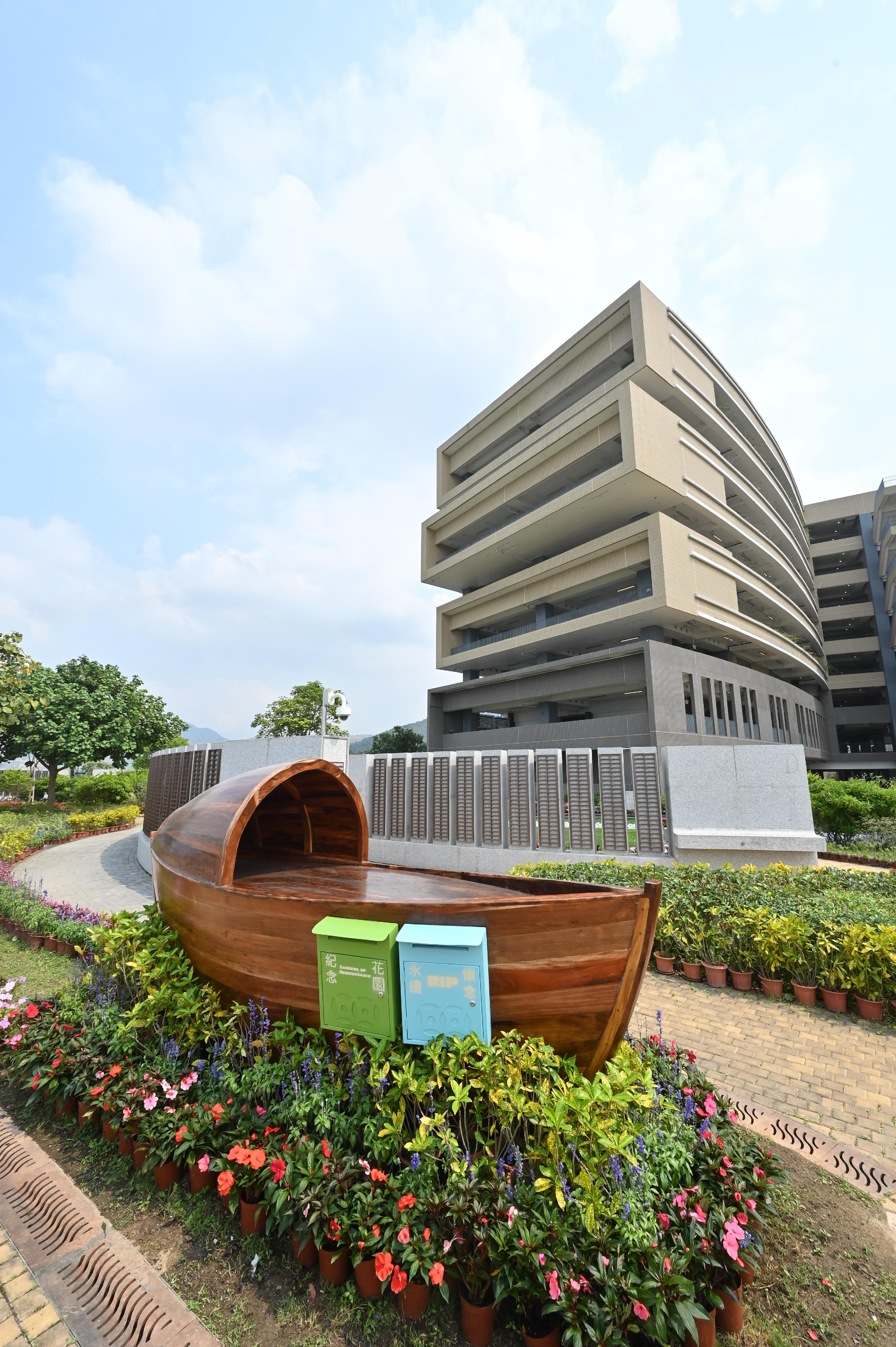 The Food and Environmental Hygiene Department said today (April 3) that to further enhance its green burial services, a wooden artwork has been installed at the Garden of Remembrance (GoR) in Tsang Tsui, Tuen Mun. Memorial post boxes with local characteristics on the artwork allow families of those who have used green burial services (including scattering of cremains at sea and in GoRs) to send their blessings and remembrance to the deceased by posting memorial notes.