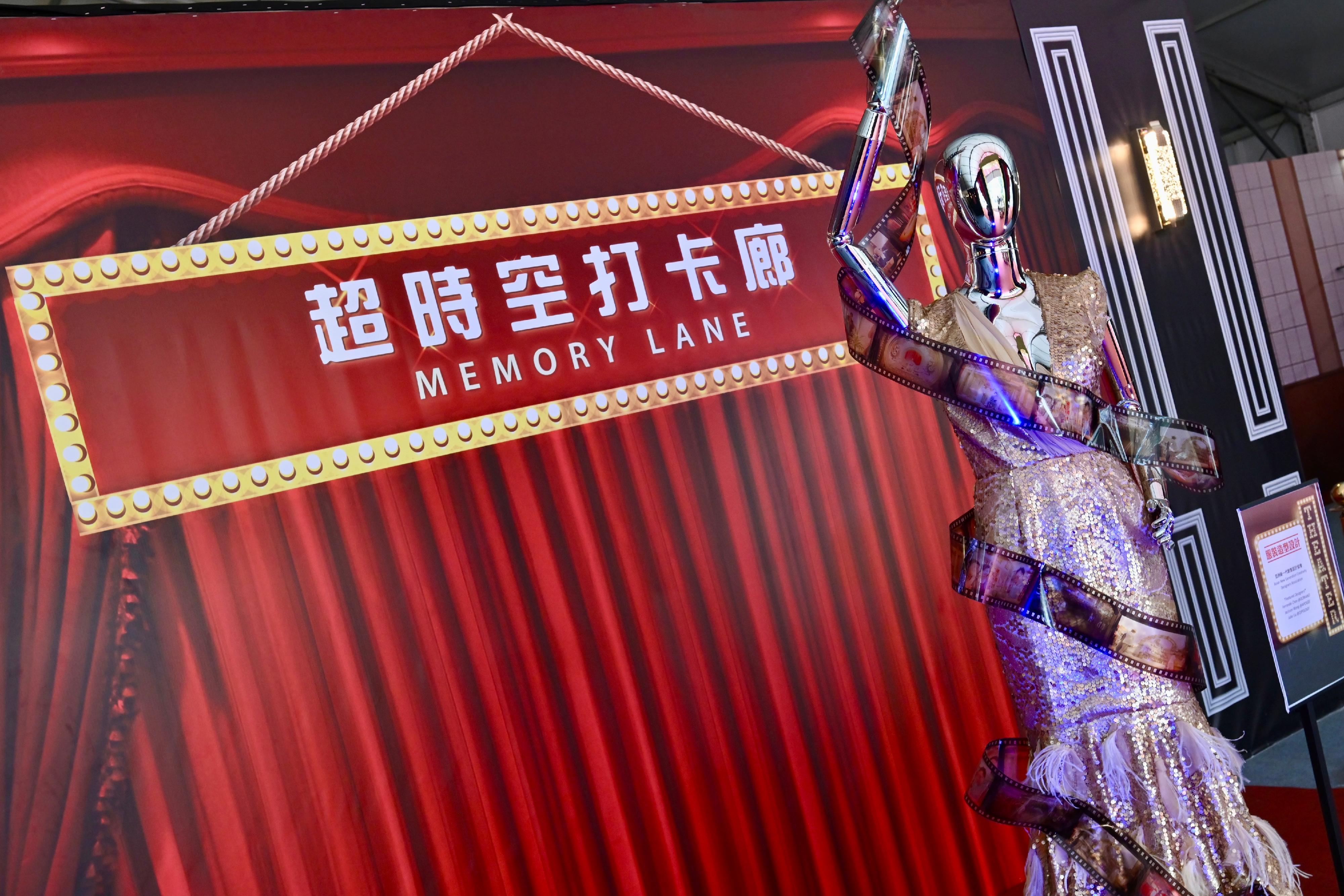 康乐及文化事务署主办的第二届「香港流行文化节」明日（四月六日）开幕。今年文化节的主题为「也文也武」，旨在带领大家穿梭古今，纵横文武，展示香港流行文化的多元魅力。图示开幕节目「天空草地」其中一个环节「超时空打卡廊」，让市民重游著名港产片的难忘场景。
