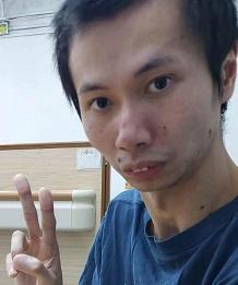 Lei Kai-yin, aged 27, is about 1.72 metres tall, 45 kilograms in weight and of thin build. He has a long face with yellow complexion and short black straight hair. He was last seen wearing a blue short-sleeved T-shirt, dark blue sports pants and gray sandals.
