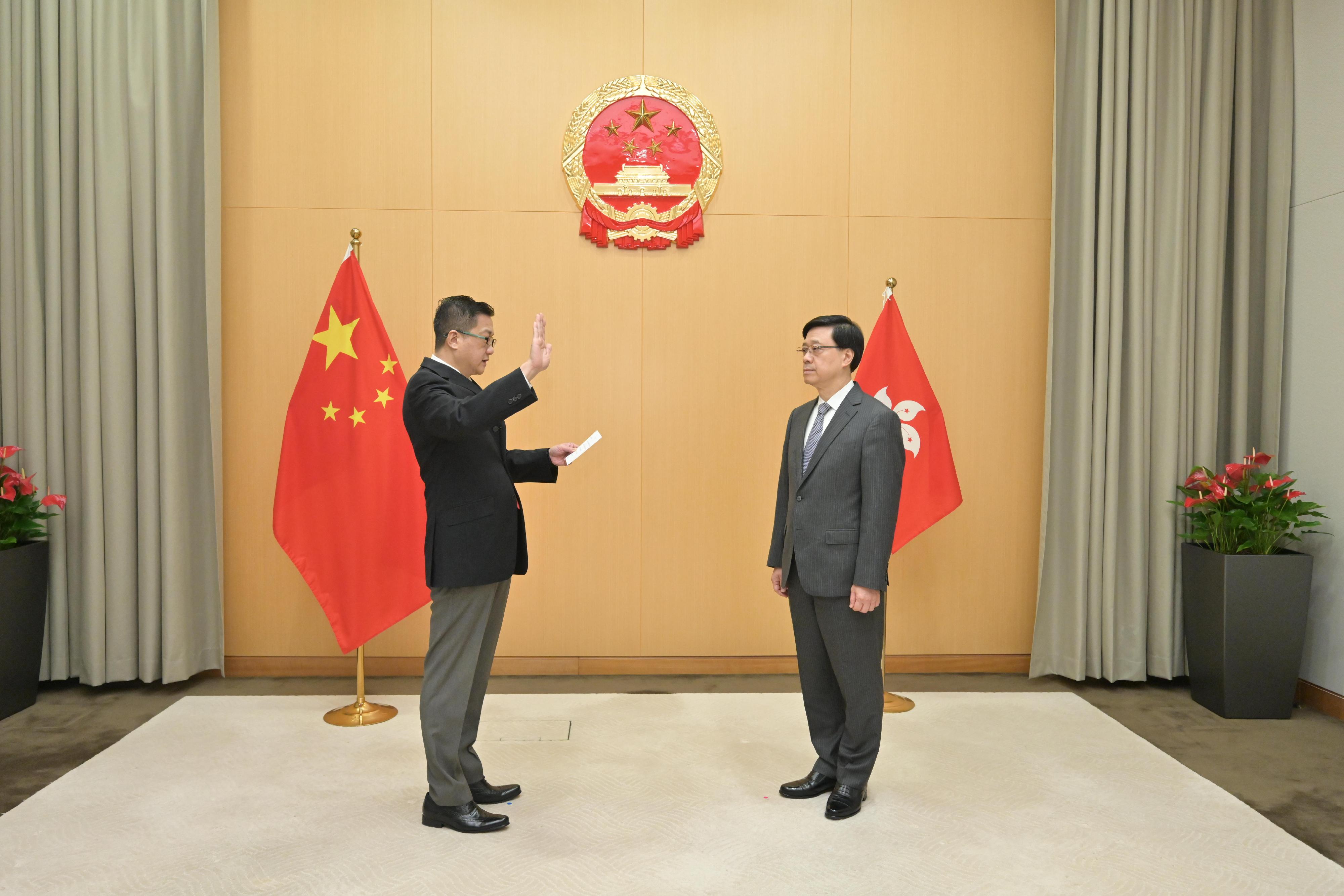 新任申訴專員陳積志今日（四月五日）在行政長官李家超監誓下在行政長官辦公室進行宣誓。   