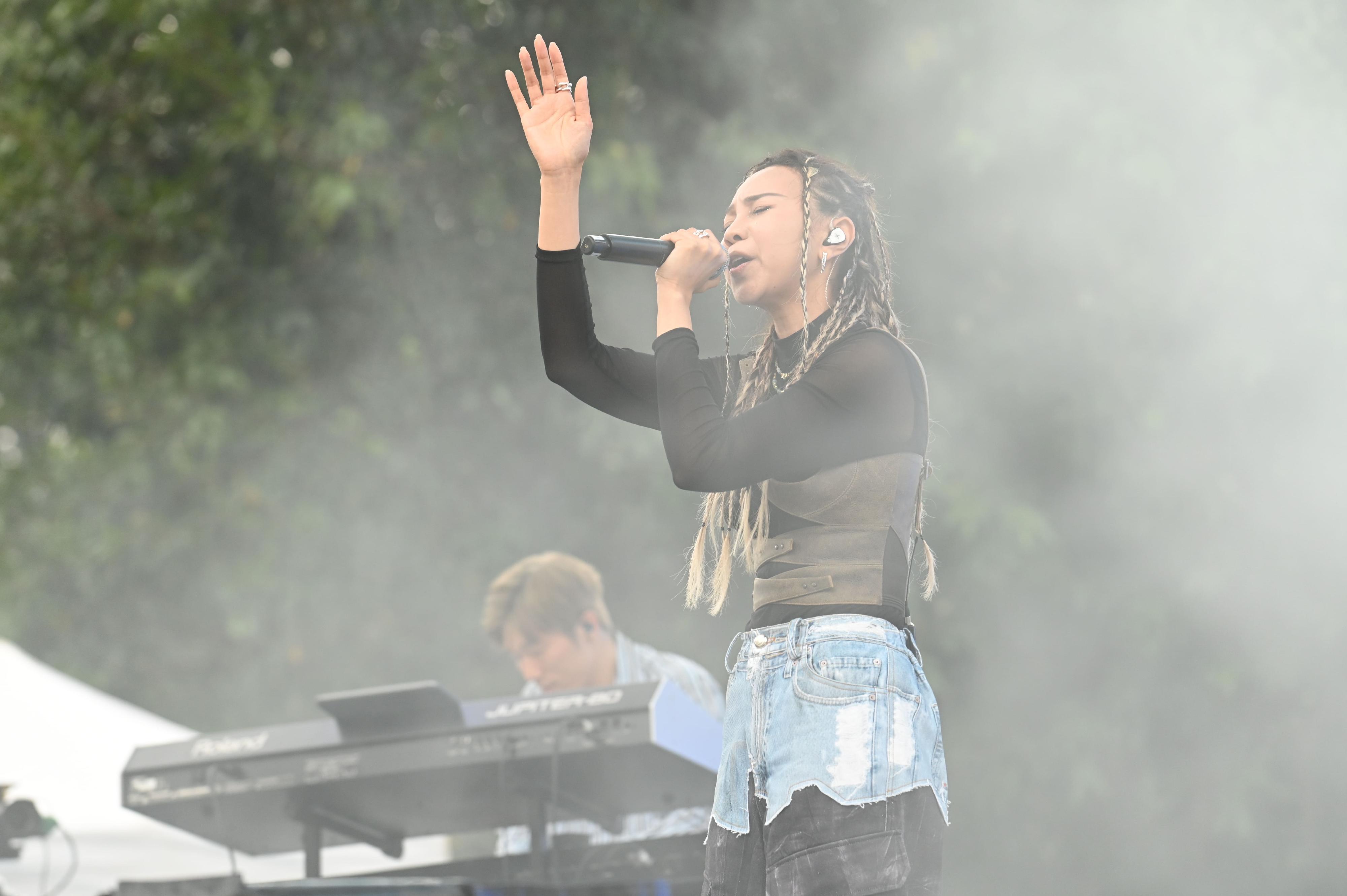 第二屆「香港流行文化節」今日（四月六日）在維多利亞公園中央草坪揭幕。圖示歌手江海迦於開幕節目「天空草地」傾情演唱。