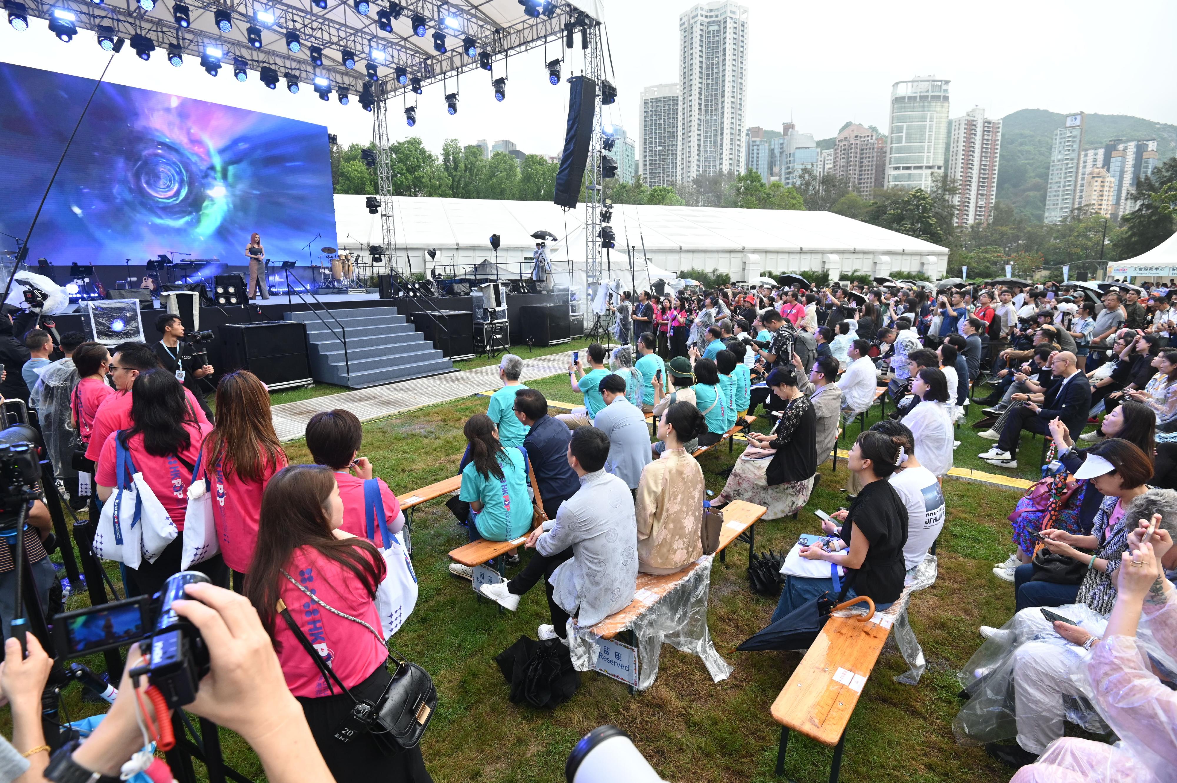 第二屆「香港流行文化節」今日（四月六日）在維多利亞公園中央草坪揭幕。圖示市民欣賞開幕節目「天空草地」的舞台演出。