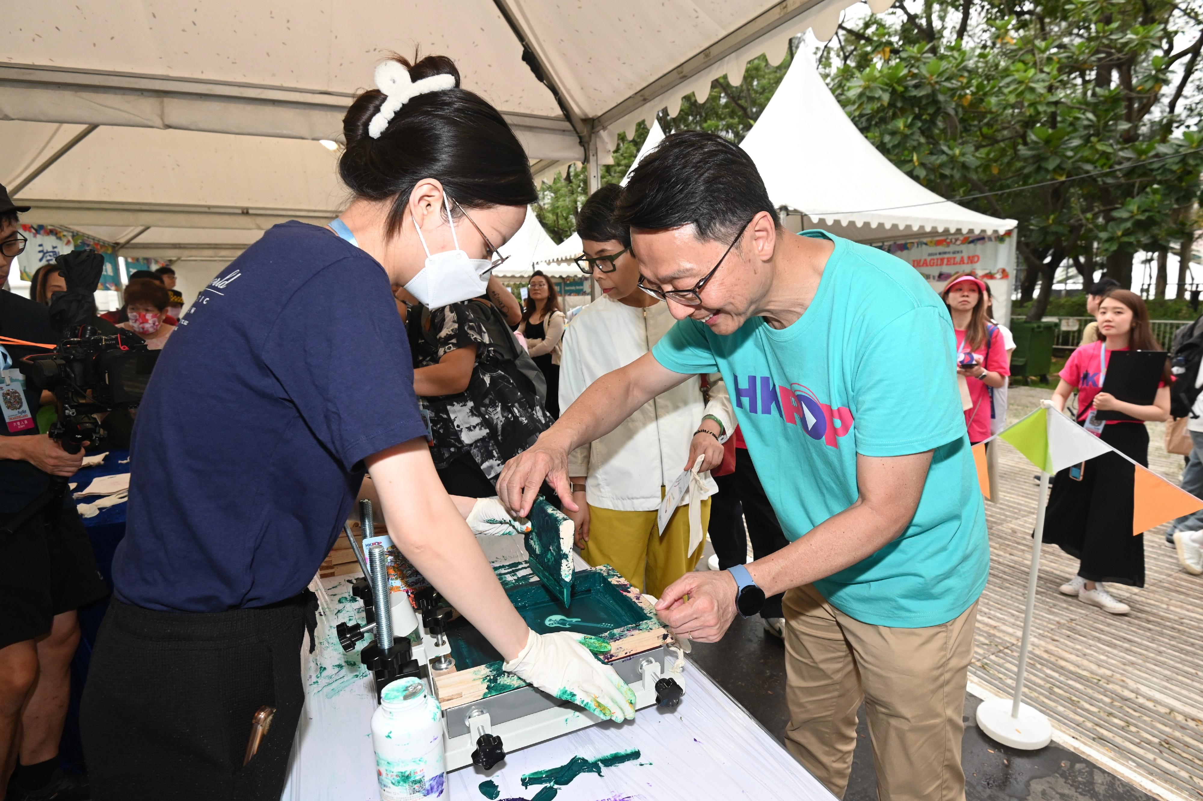 The second Hong Kong Pop Culture Festival opens today (April 6) at the central lawn of Victoria Park. Photo shows the Director of Leisure and Cultural Services, Mr Vincent Liu (first right), taking part in booth activities at the “Funarts Corner”.
