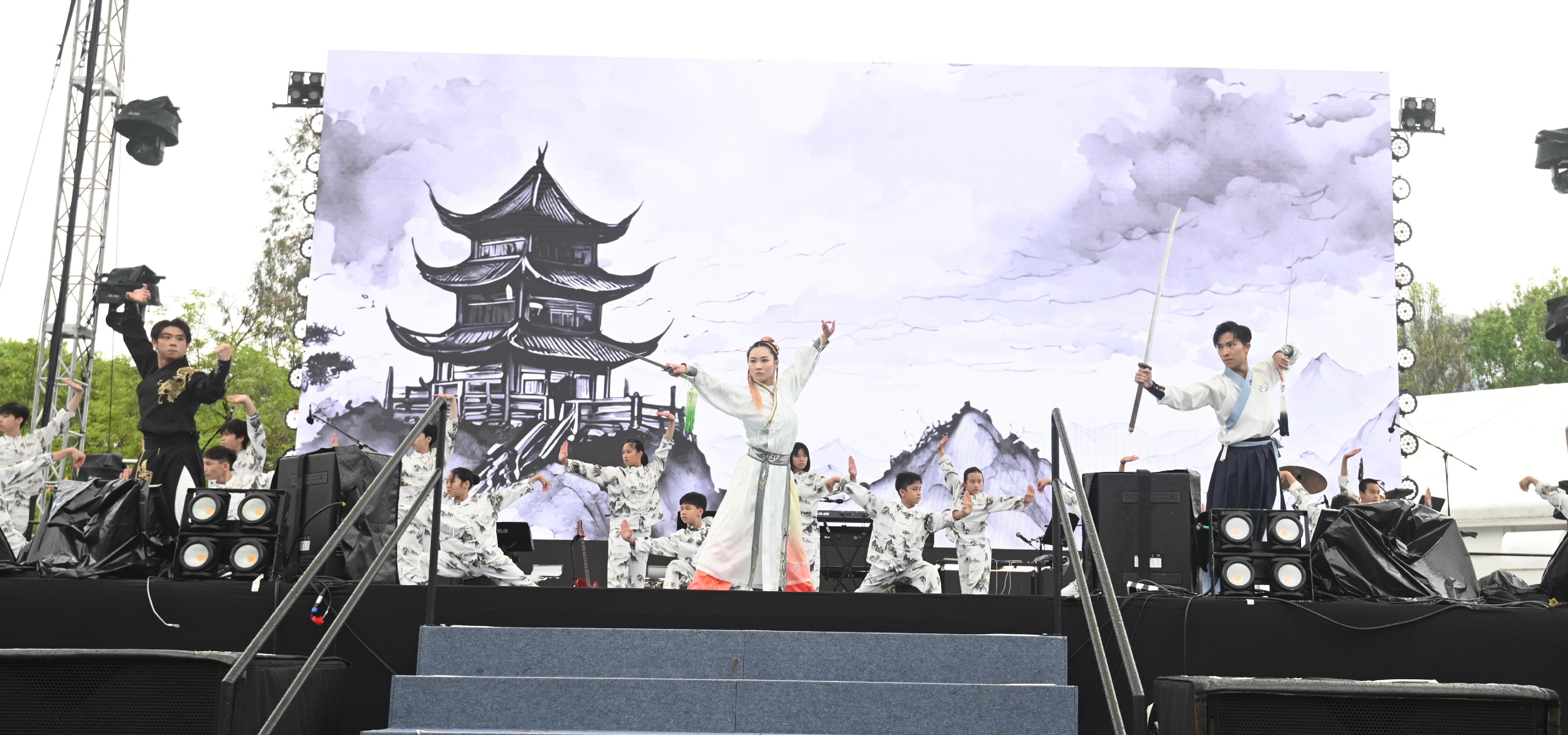 The second Hong Kong Pop Culture Festival opens today (April 6) at the central lawn of Victoria Park. Photo shows martial arts athletes (front row, from left) Lau Chi-lung, Lydia Sham and Samuei Hui turning themselves into martial heroes from Jin Yong's novels, demonstrating their skills together with other young talents in front of an LED comics backdrop.