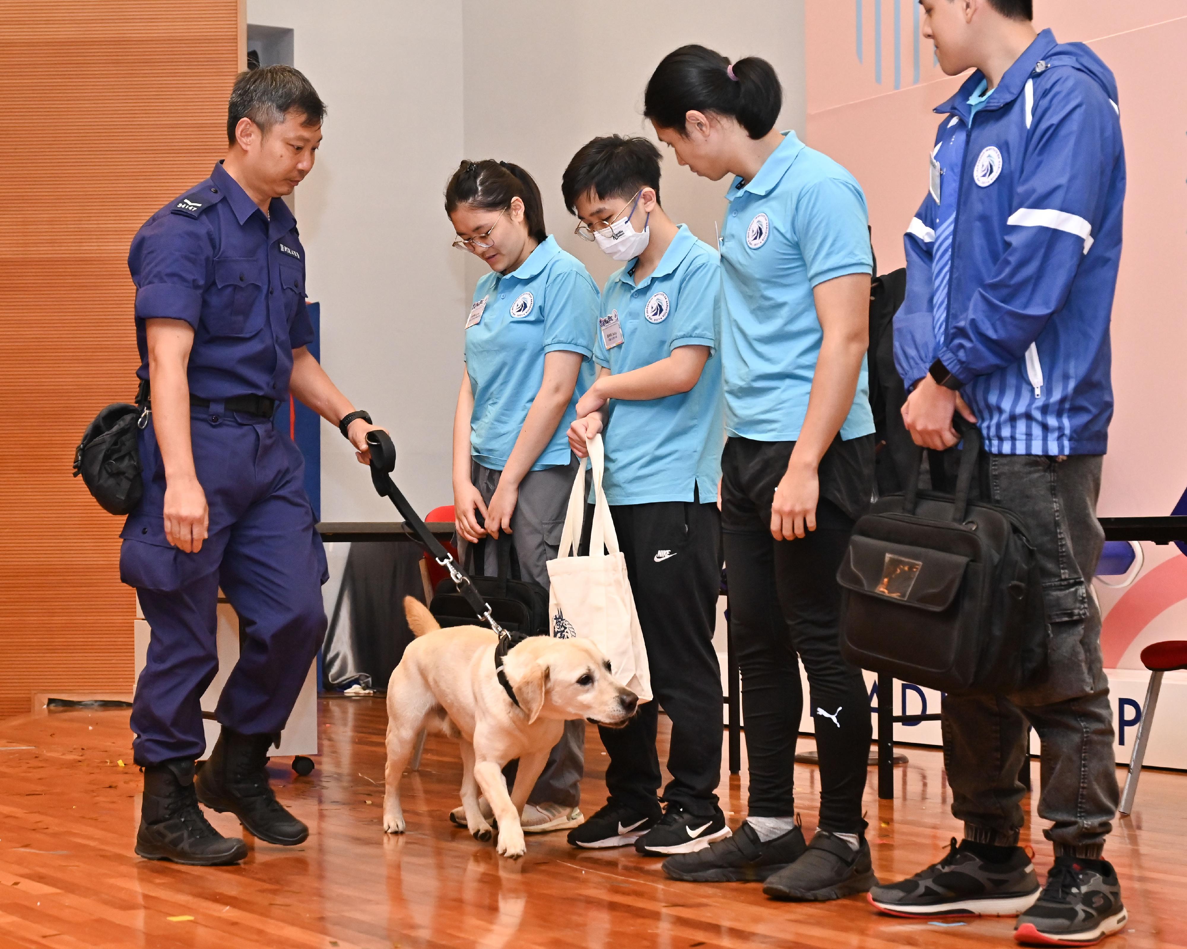 警务处今日（四月六日）举行第三届禁毒领袖学院启动礼，展开新一届青少年禁毒领袖培训计划。警犬队在活动上示范缉毒工作。