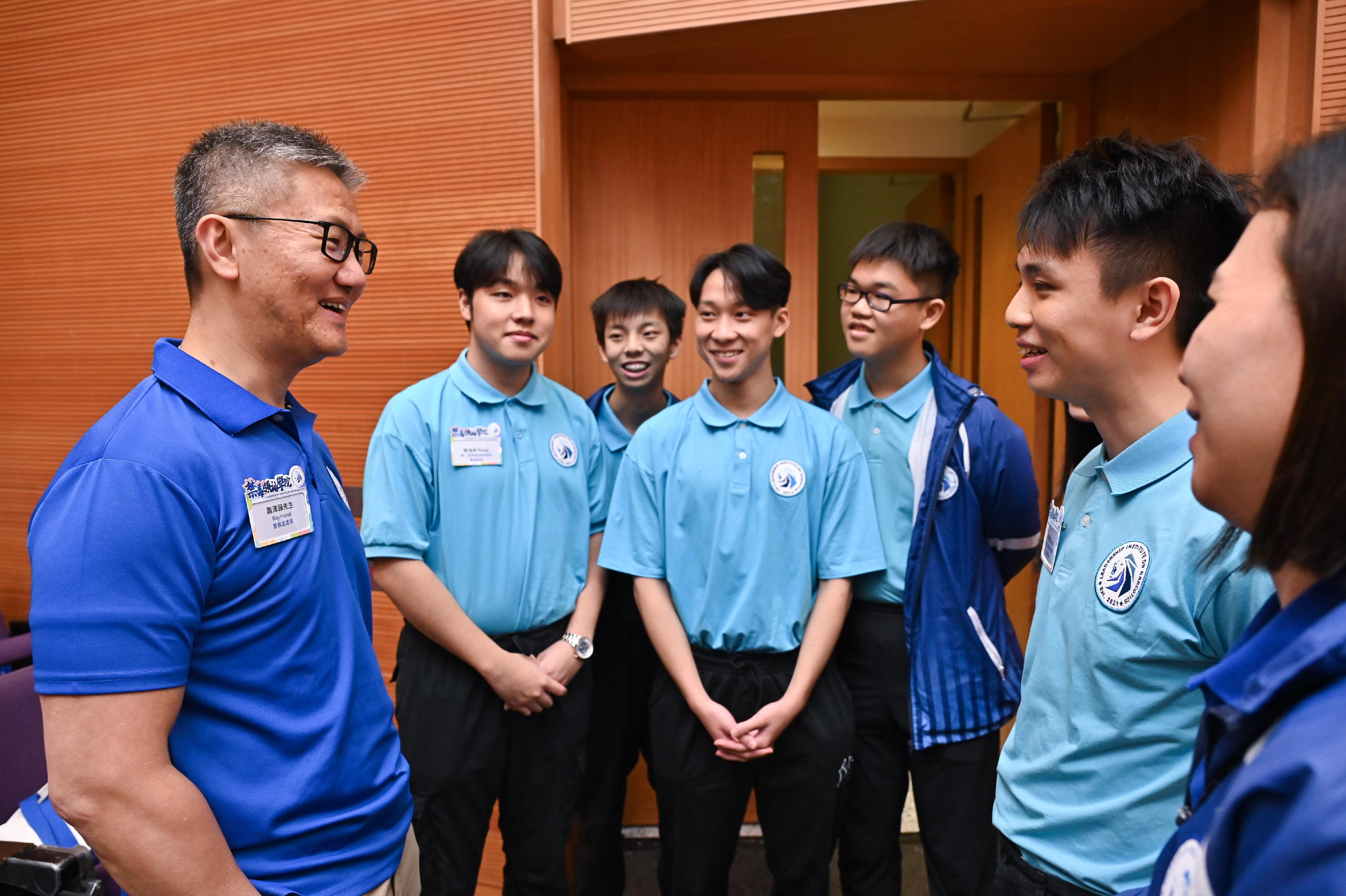 The Hong Kong Police Force today (April 6) launched the third Leadership Institute on Narcotics (L.I.O.N.), the one-year anti-drug youth leadership development programme. Photo shows the Commissioner of Police, Mr Siu Chak-yee, interacting with the mentees at the event.