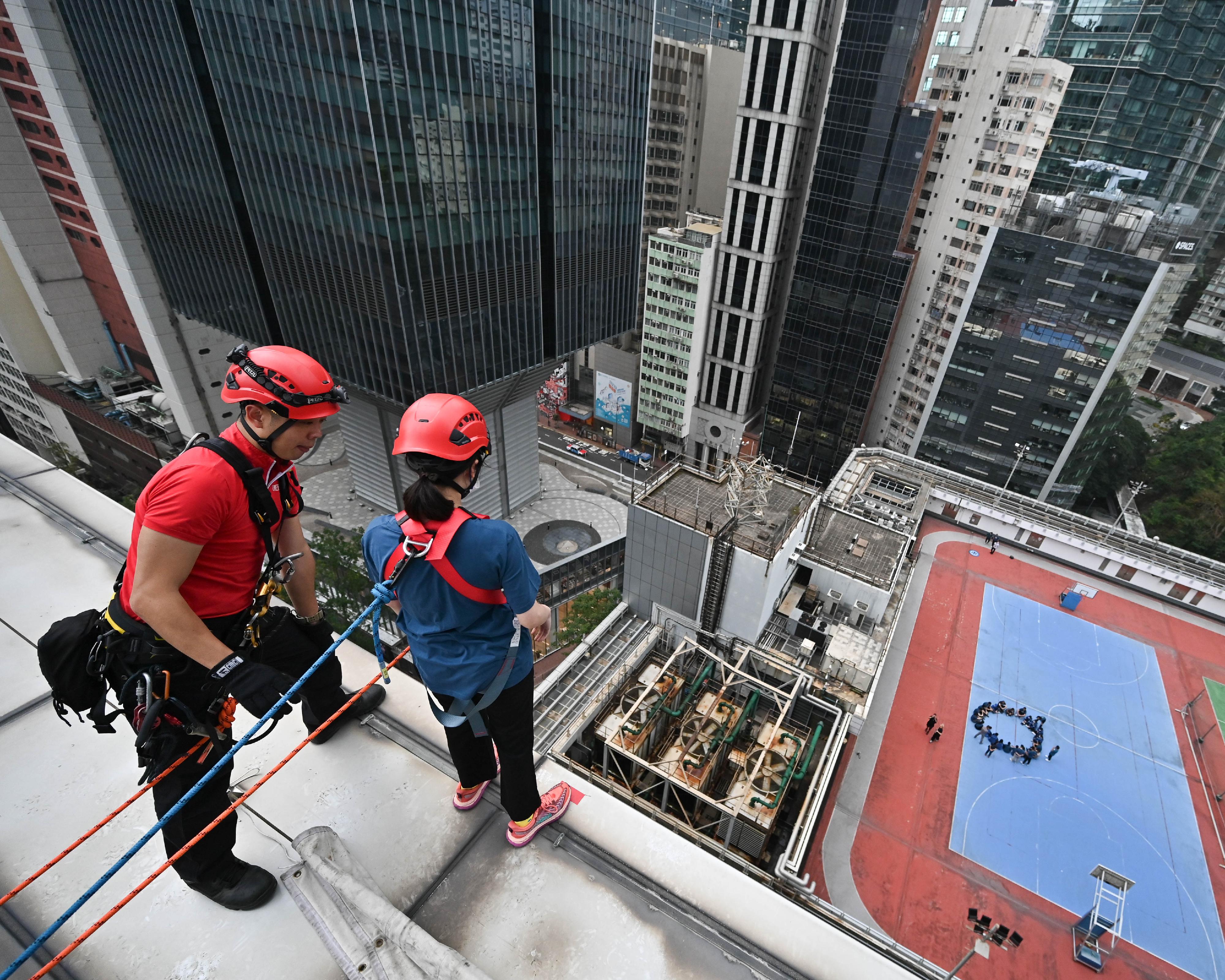 The Hong Kong Police Force today (April 6) launched the third Leadership Institute on Narcotics (L.I.O.N.), the one-year anti-drug youth leadership development programme. Photo shows a mentee taking part in an outdoor training programme this morning, accompanied by a member of the Police Force Rope Access Cadre, to experience working in an aerial environment.