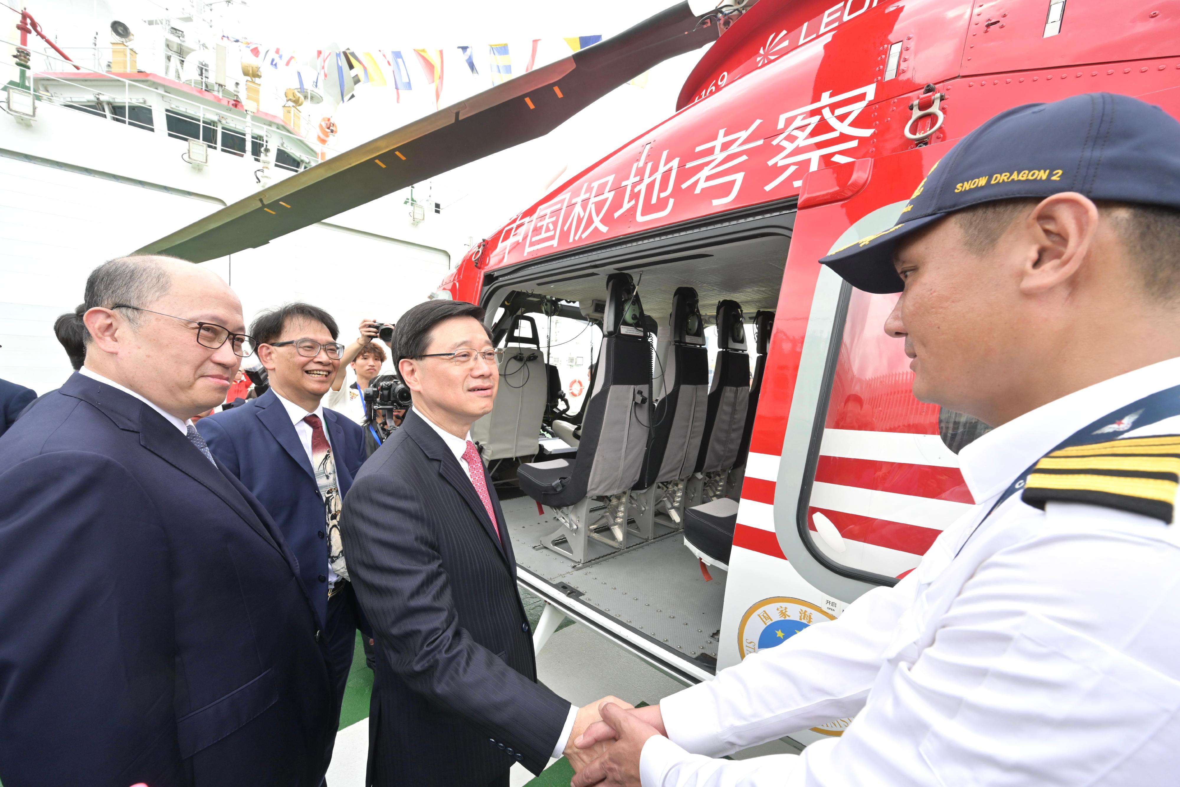 行政长官李家超今日（四月八日）出席「雪龙2」号进港欢迎仪式。图示李家超（右二）参观「雪龙2」号。



