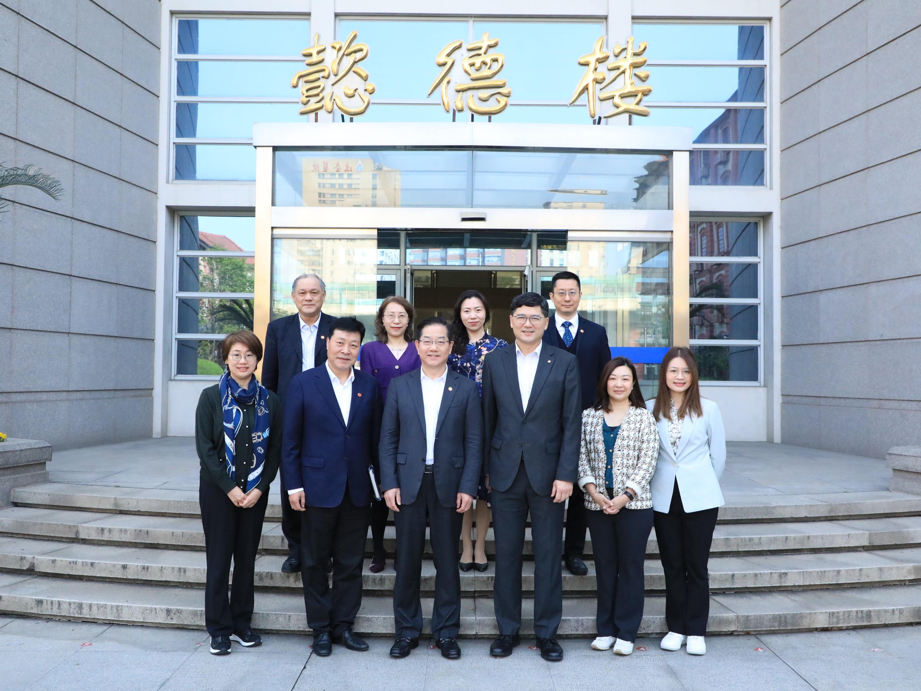 医院管理局代表团今日（四月九日）与上海交通大学医学院代表合照。