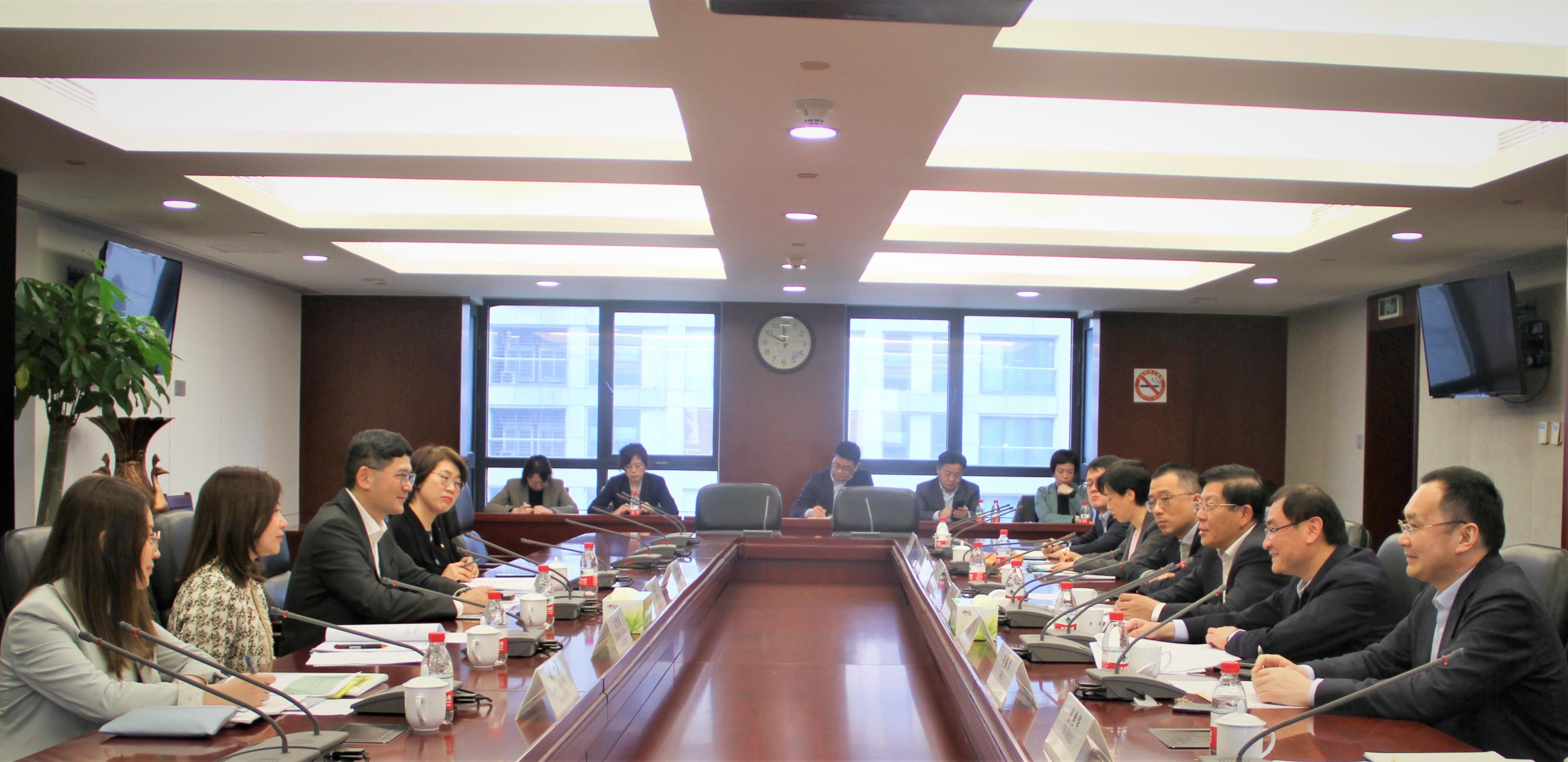 医院管理局代表团昨日（四月八日）与上海市卫生健康委员会会面，探讨加强香港和内地的医疗人才双向交流。

