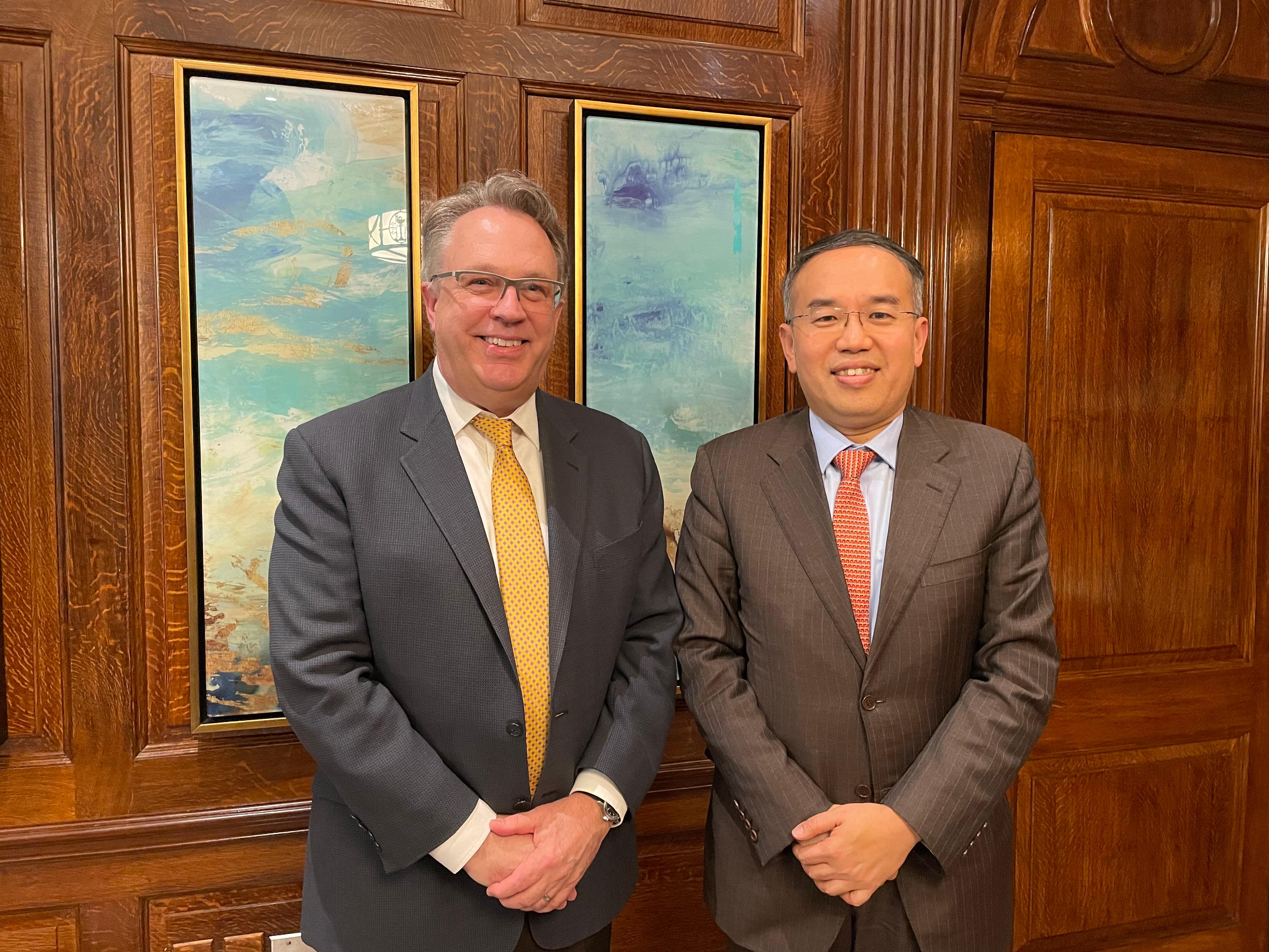 The Secretary for Financial Services and the Treasury, Mr Christopher Hui, yesterday (April 8, New York time) started his visit to New York in the United States. Photo shows Mr Hui (right) with the President and Chief Executive Officer of the Federal Reserve Bank of New York, Mr John Williams (left).