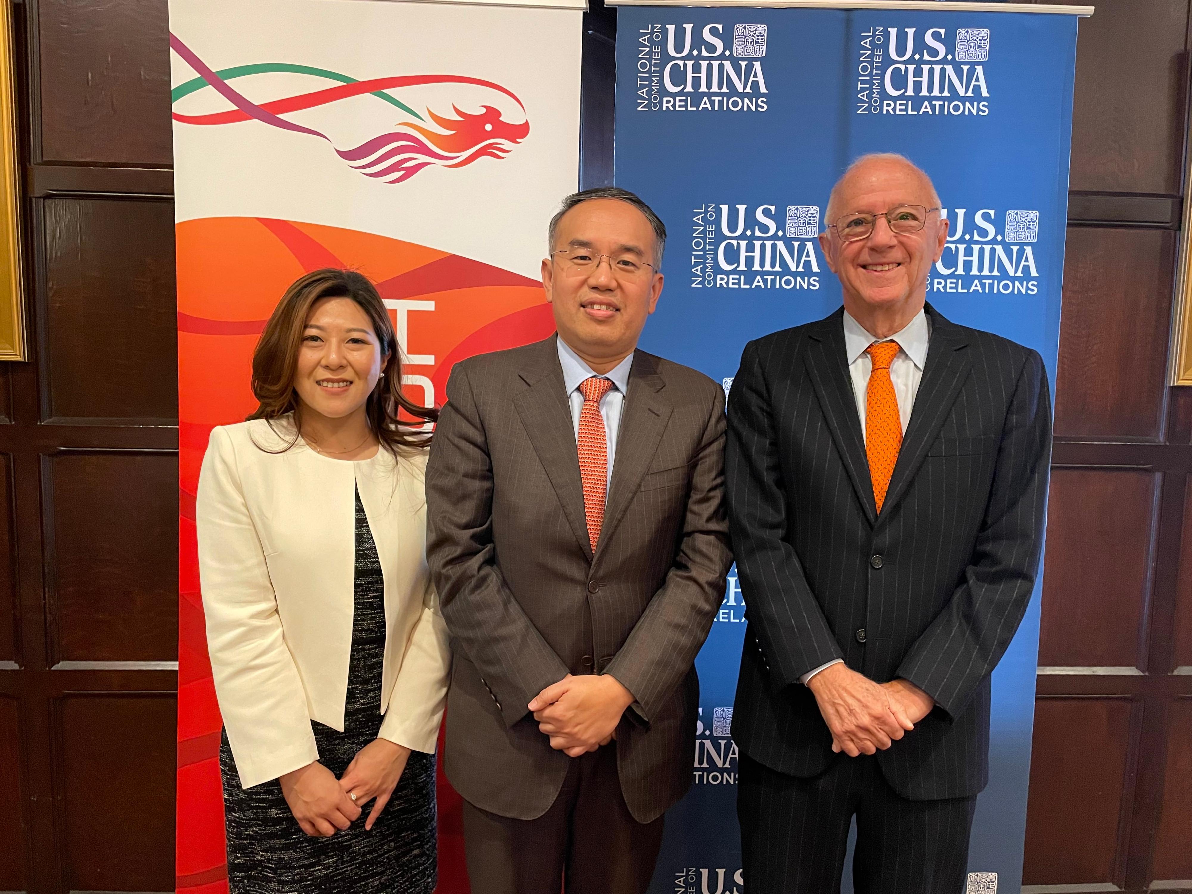 The Secretary for Financial Services and the Treasury, Mr Christopher Hui, yesterday (April 8, New York time) started his visit to New York in the United States. Photo shows Mr Hui (centre) with the President of the National Committee on United States-China Relations (NCUSCR), Mr Stephen Orlins (right), while attending the roundtable luncheon with the NCUSCR. Also present is the Director of the Hong Kong Economic and Trade Office in New York, Ms Maisie Ho (left).