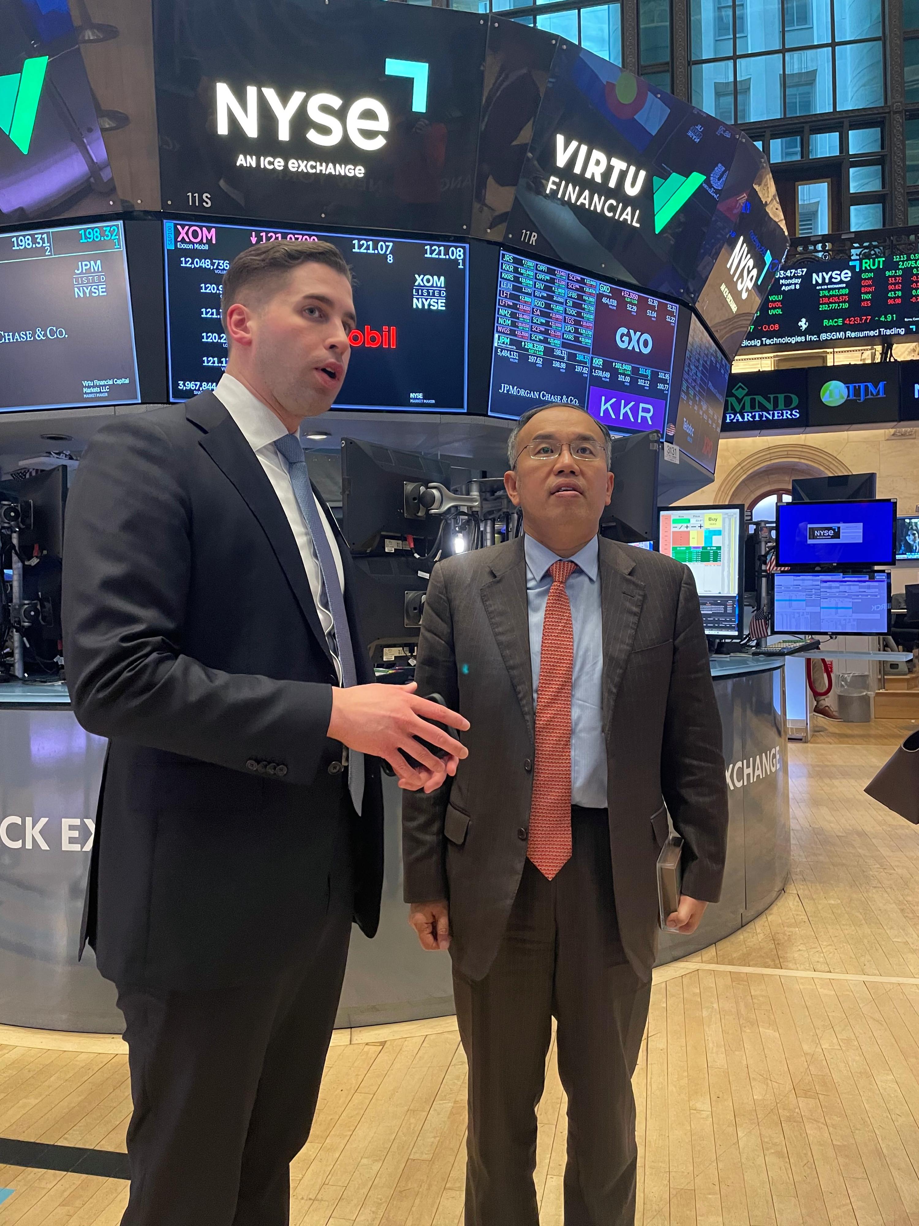 The Secretary for Financial Services and the Treasury, Mr Christopher Hui, yesterday (April 8, New York time) started his visit to New York in the United States. Photo shows Mr Hui (right) touring the New York Stock Exchange (NYSE) hall with the Director, Operations and NYSE Institute of the NYSE, Mr Will Goodwin (left).
