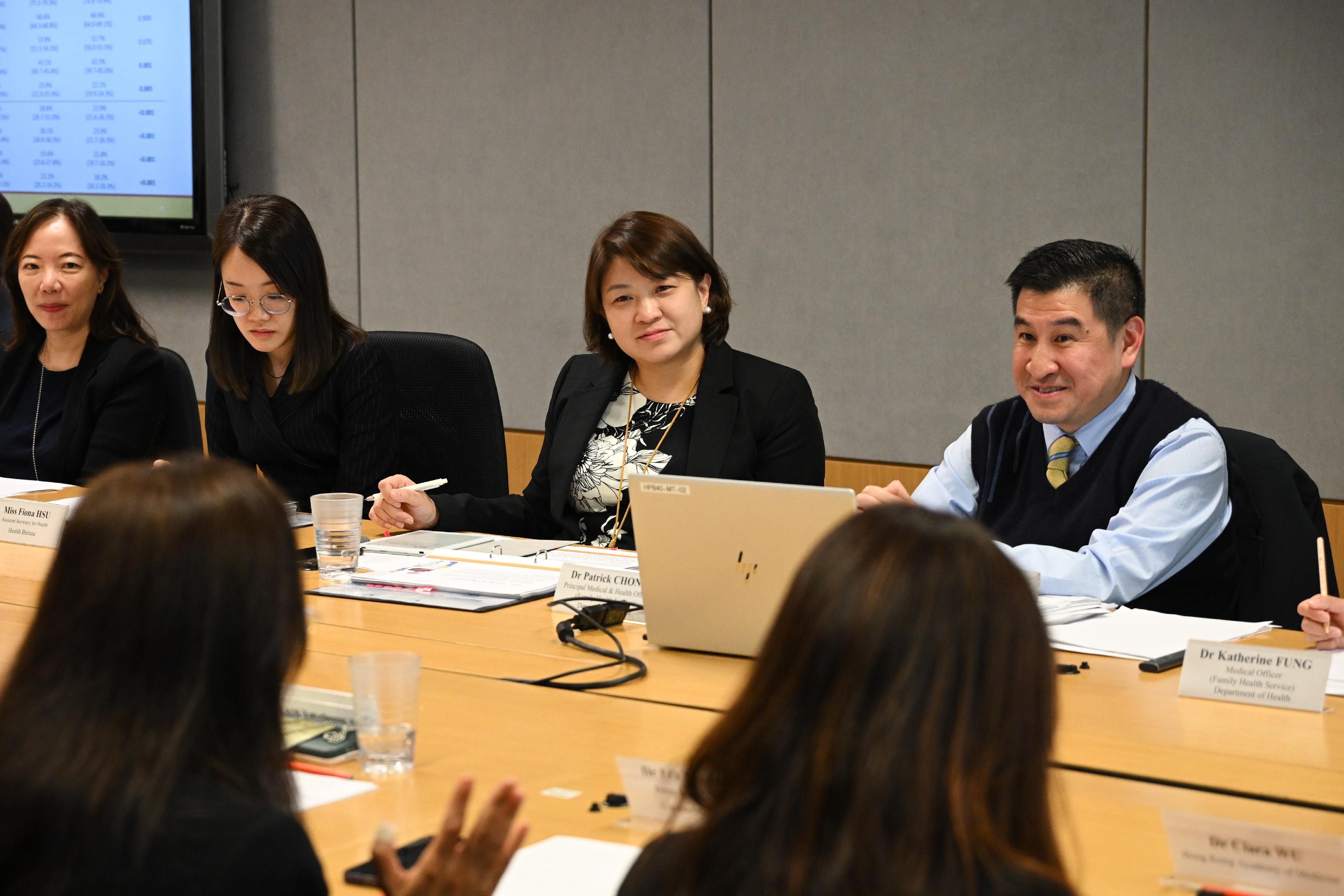 医务卫生局副局长李夏茵医生（中）今日（四月九日）主持促进母乳喂哺委员会第九次会议。