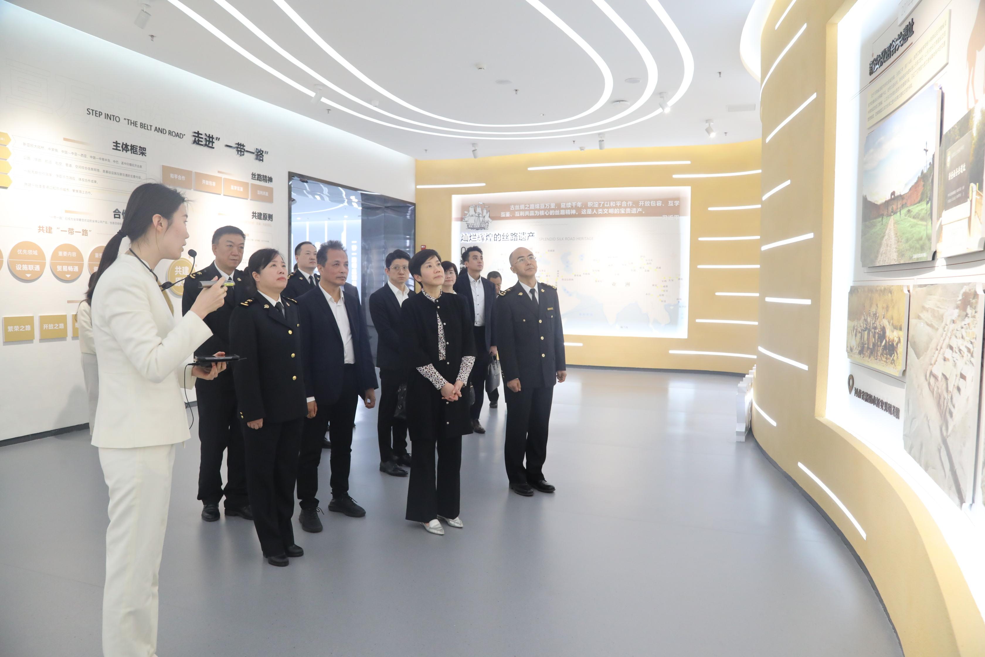 The Commissioner of Customs and Excise, Ms Louise Ho (front row, second right), today (April 9) led a delegation to visit Zhengzhou, Henan Province. Photo shows Ms Ho, accompanied by the Director General in Zhengzhou Customs District, Mr Wang Jun (front row, first right), and  the Deputy Director General of the Guangdong Sub-Administration of the General Administration of Customs of the People's Republic of China, Mr Feng Guoqing (front row, second left), visiting Zhengzhou Xinzheng International Airport today to study the latest development of international air cargo logistics.