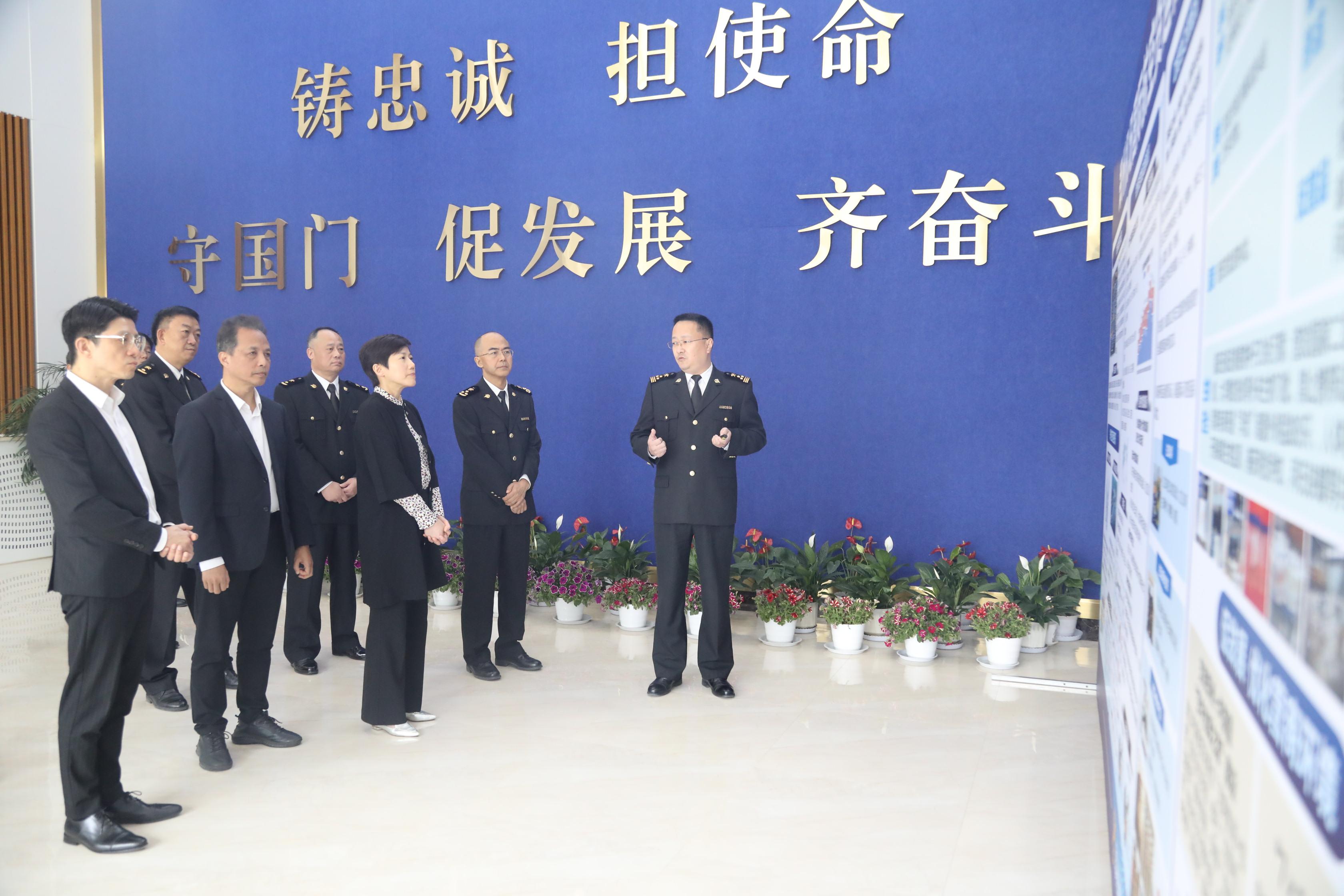 The Commissioner of Customs and Excise, Ms Louise Ho (front row, third left), today (April 9) led a delegation to visit Zhengzhou, Henan Province. Photo shows Ms Ho, accompanied by the Director General in Zhengzhou Customs District, Mr Wang Jun (front row, second right), and  the Deputy Director General of the Guangdong Sub-Administration of the General Administration of Customs of the People's Republic of China, Mr Feng Guoqing (front row, second left), visiting Zhengzhou Xinzheng International Airport today to study the latest development of international air cargo logistics.