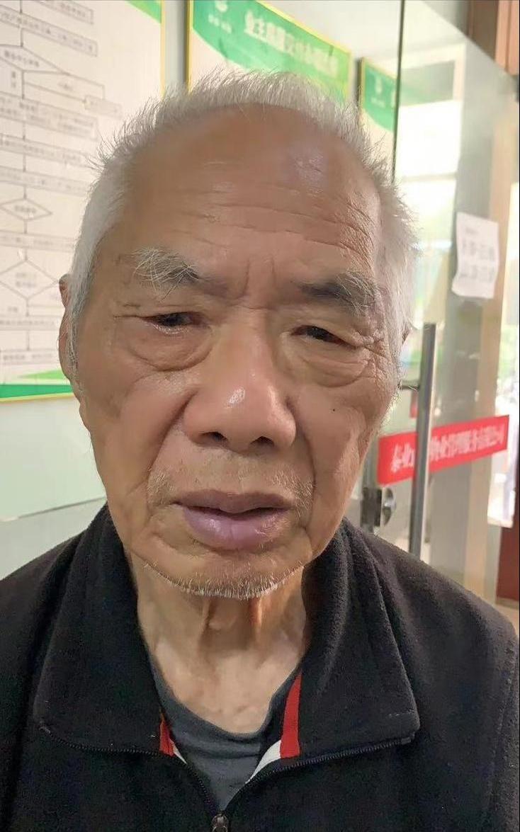 Li Anzhi, a Mainland man aged 83, is about 1.7 metres tall, around 54 kilograms in weight and of thin build. He has a pointed face with yellow complexion and short white hair. He was last seen wearing a grey long-sleeved shirt, dark-coloured trousers and black leather shoes.