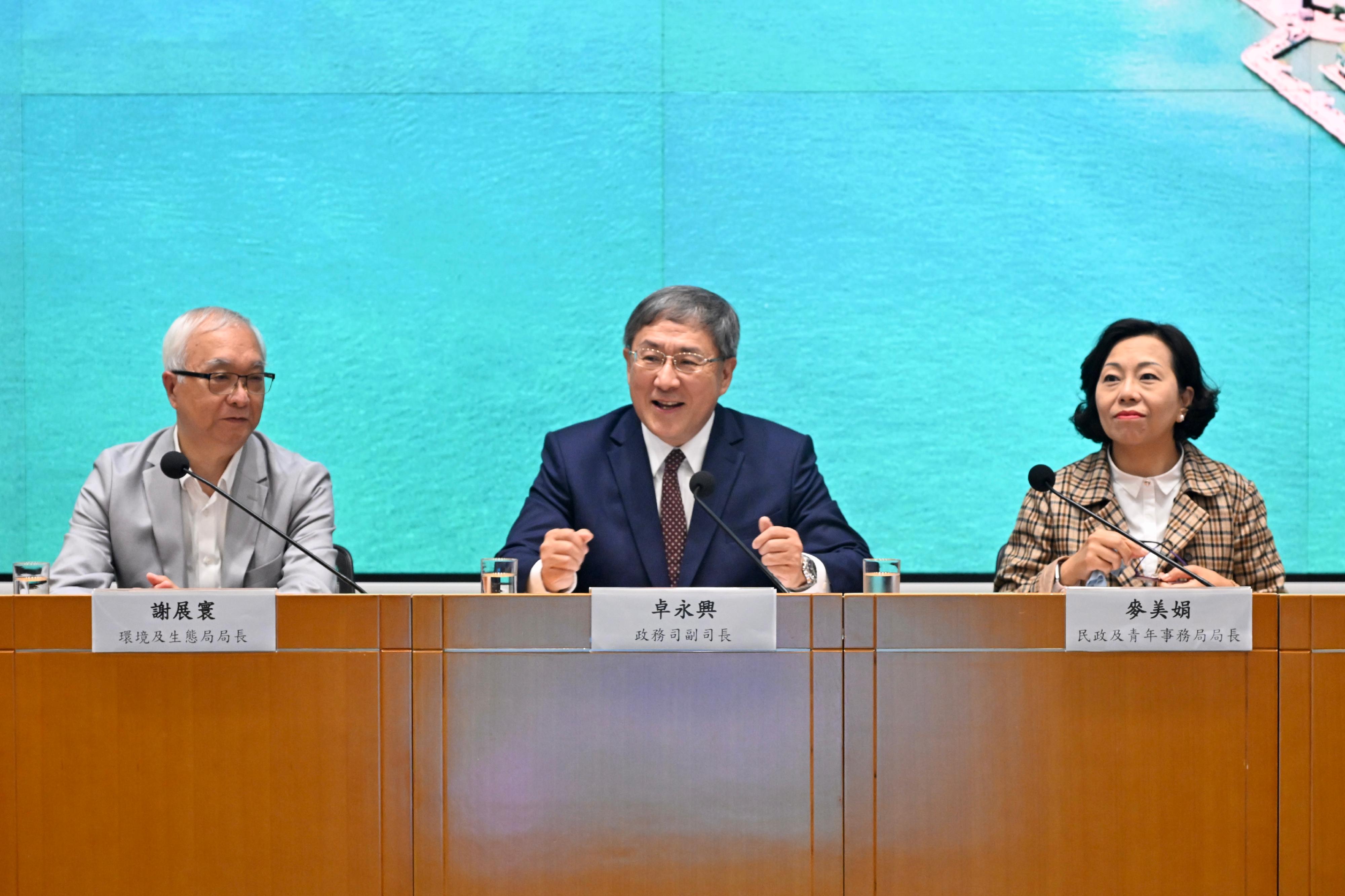 The Deputy Chief Secretary for Administration, Mr Cheuk Wing-hing (centre), together with the Secretary for Environment and Ecology, Mr Tse Chin-wan (left), and the Secretary for Home and Youth Affairs, Miss Alice Mak (right), today (April 9) held a briefing session on the Municipal Solid Waste Charging Demonstration Scheme for District Council members to introduce the background, objectives and details of the survey.