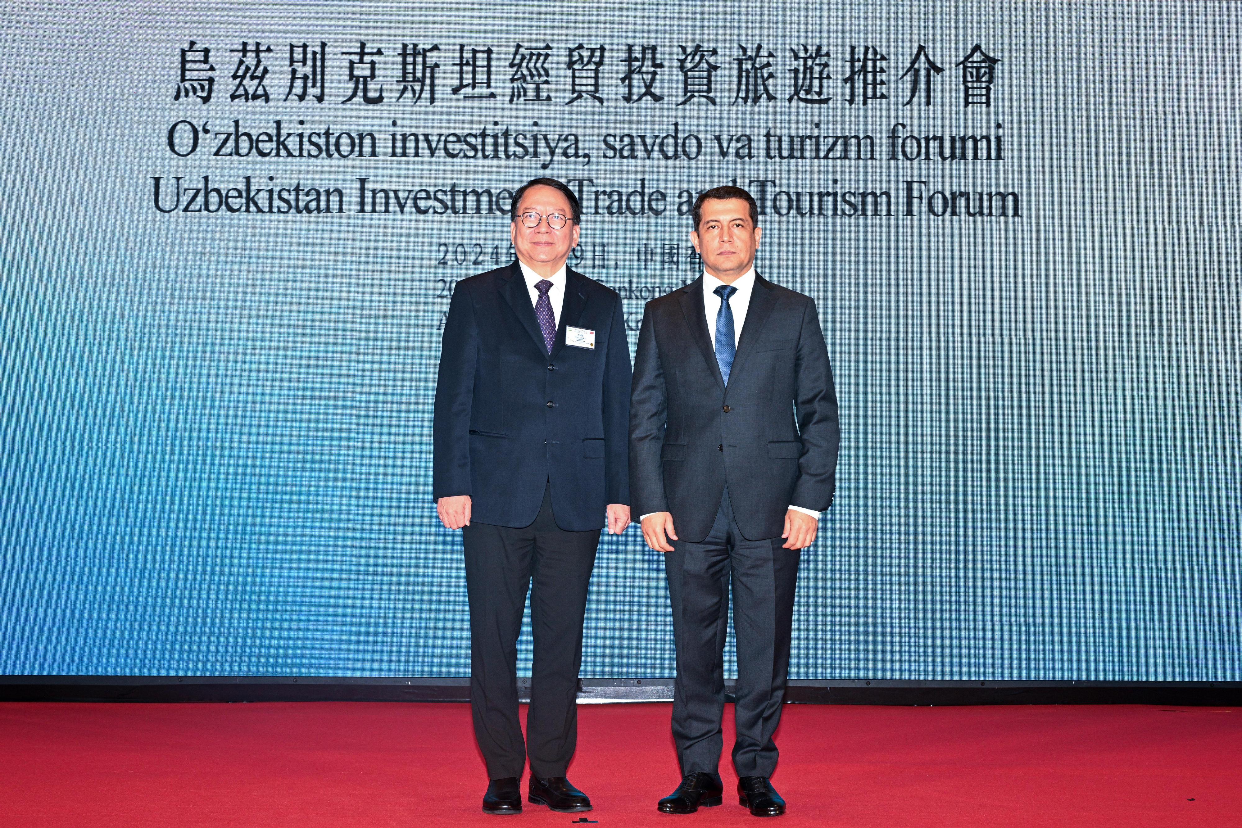 The Chief Secretary for Administration, Mr Chan Kwok-ki, attended the Uzbekistan Investment, Trade and Tourism Forum today (April 9). Photo shows Mr Chan (left) and the Ambassador Extraordinary and Plenipotentiary of the Republic of Uzbekistan to the People's Republic of China, Mr Farhod Arziev (right), at the event.