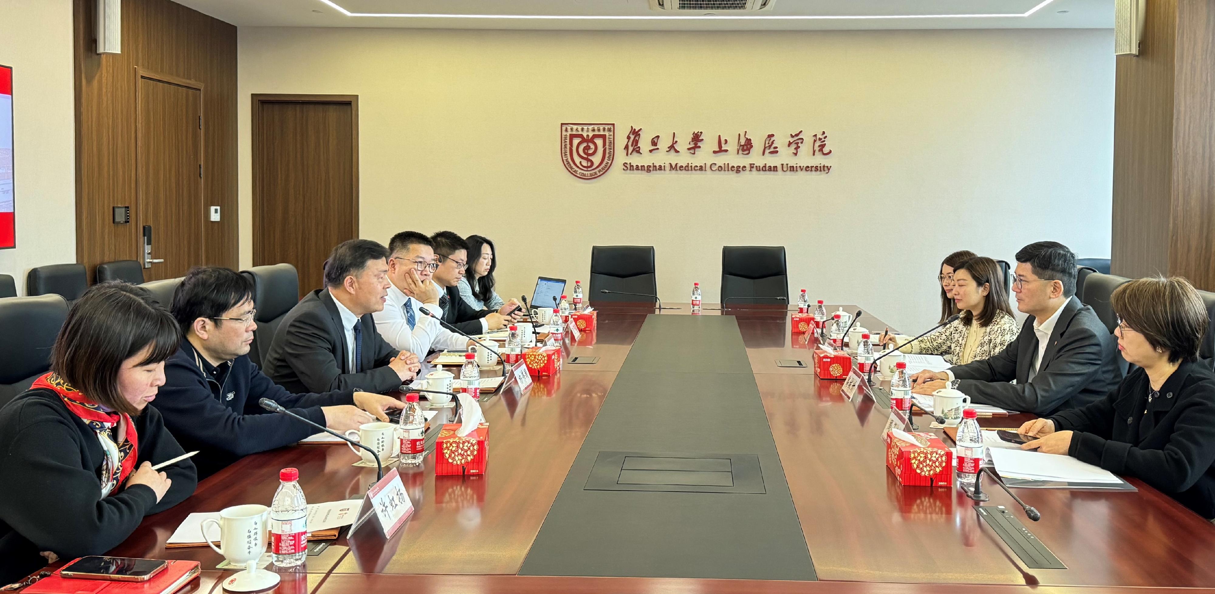 The Hospital Authority (HA) delegation visited three university medical schools with recognised medical qualifications in Shanghai and Hangzhou for two consecutive days to promote pathways for non-locally trained doctors for exchanges and working in Hong Kong. Picture shows the Chief Executive of the HA, Dr Tony Ko (second right), meeting with representatives of the Shanghai Medical College of Fudan University yesterday (April 8). 



