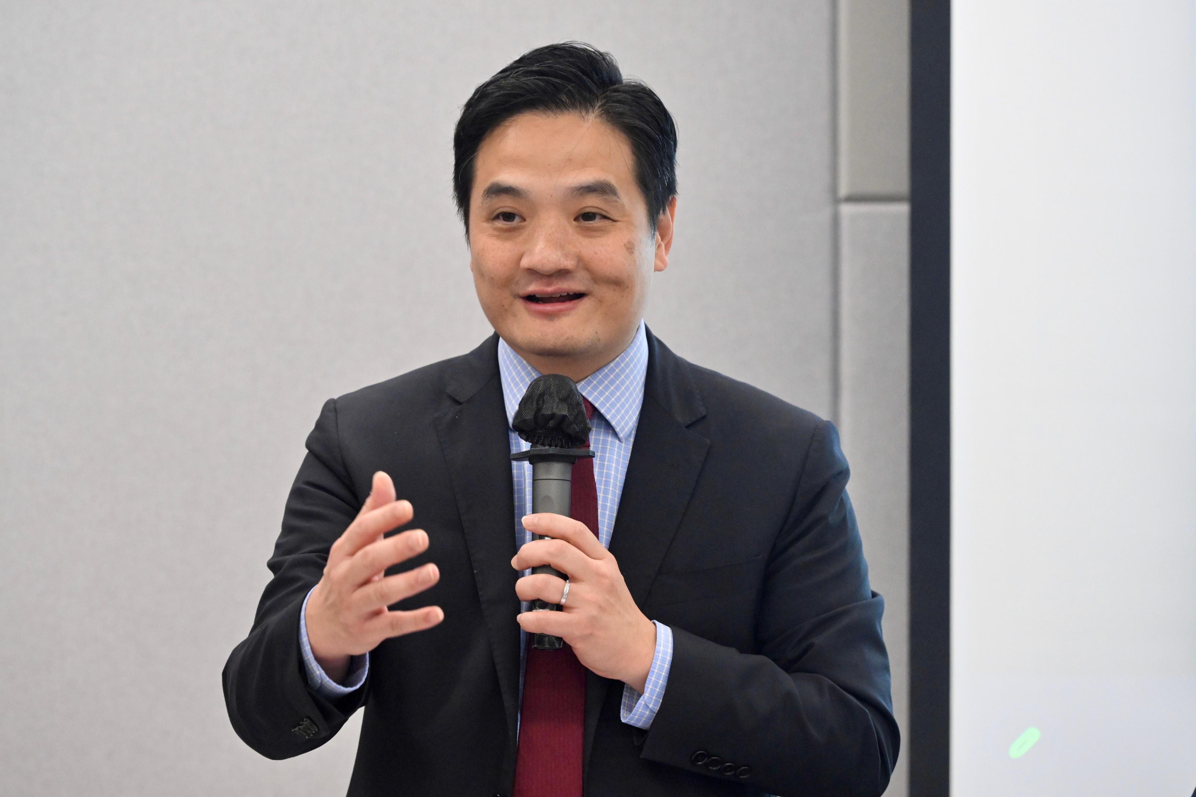 The Chief Executive's Policy Unit (CEPU) today (April 10) held a seminar to tap the insights of its Expert Group on the "two sessions" for Hong Kong. Photo shows the Head of the CEPU, Dr Stephen Wong, delivering a speech.
