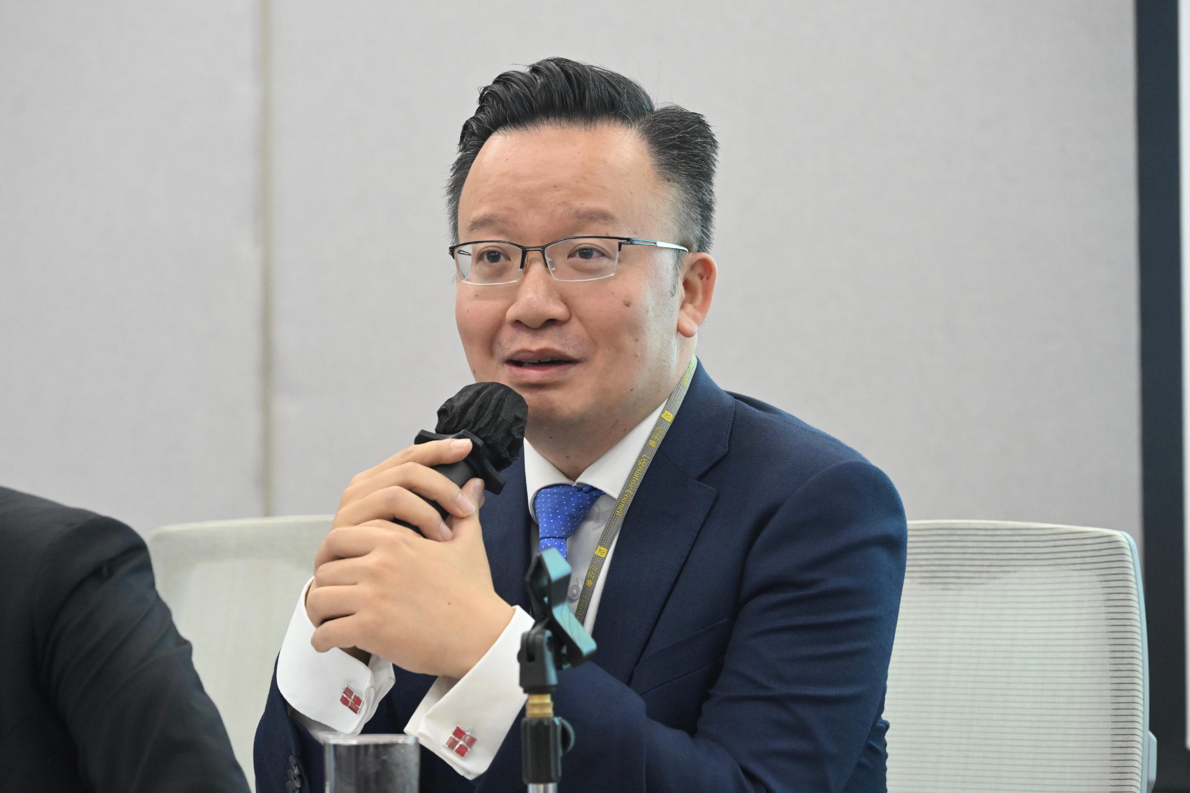 The Chief Executive's Policy Unit today (April 10) held a seminar to tap the insights of its Expert Group on the "two sessions" for Hong Kong. Photo shows Hong Kong Deputy to the National People's Congress, Mr Nicholas Chan, sharing his takeaways in attending the "two sessions".

