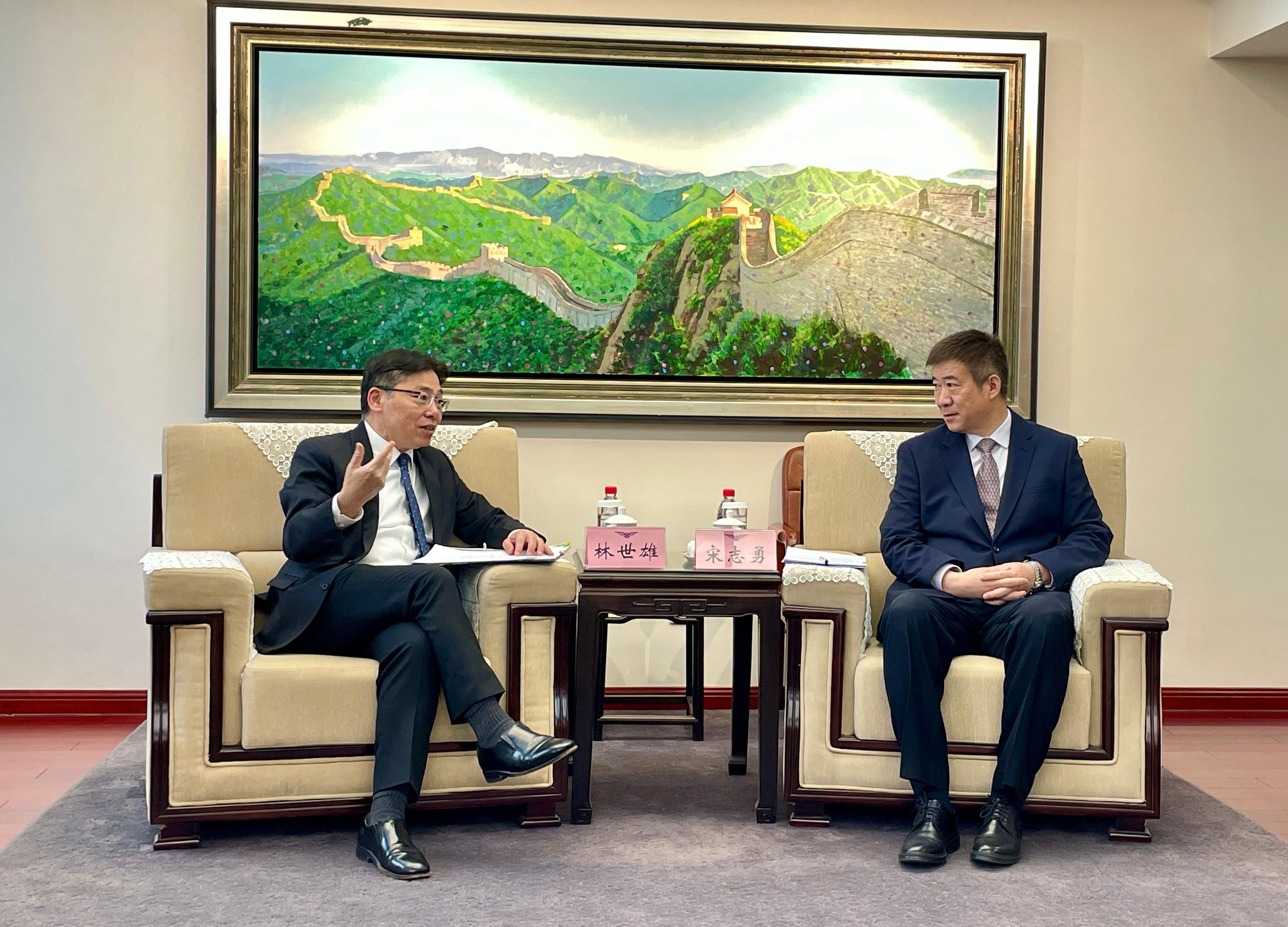 The Secretary for Transport and Logistics, Mr Lam Sai-hung (left), meets with the Administrator of the Civil Aviation Administration of China, Mr Song Zhiyong (right), in Beijing today (April 10) to discuss arrangements to further enhance the aviation connectivity between Hong Kong and the Mainland. 