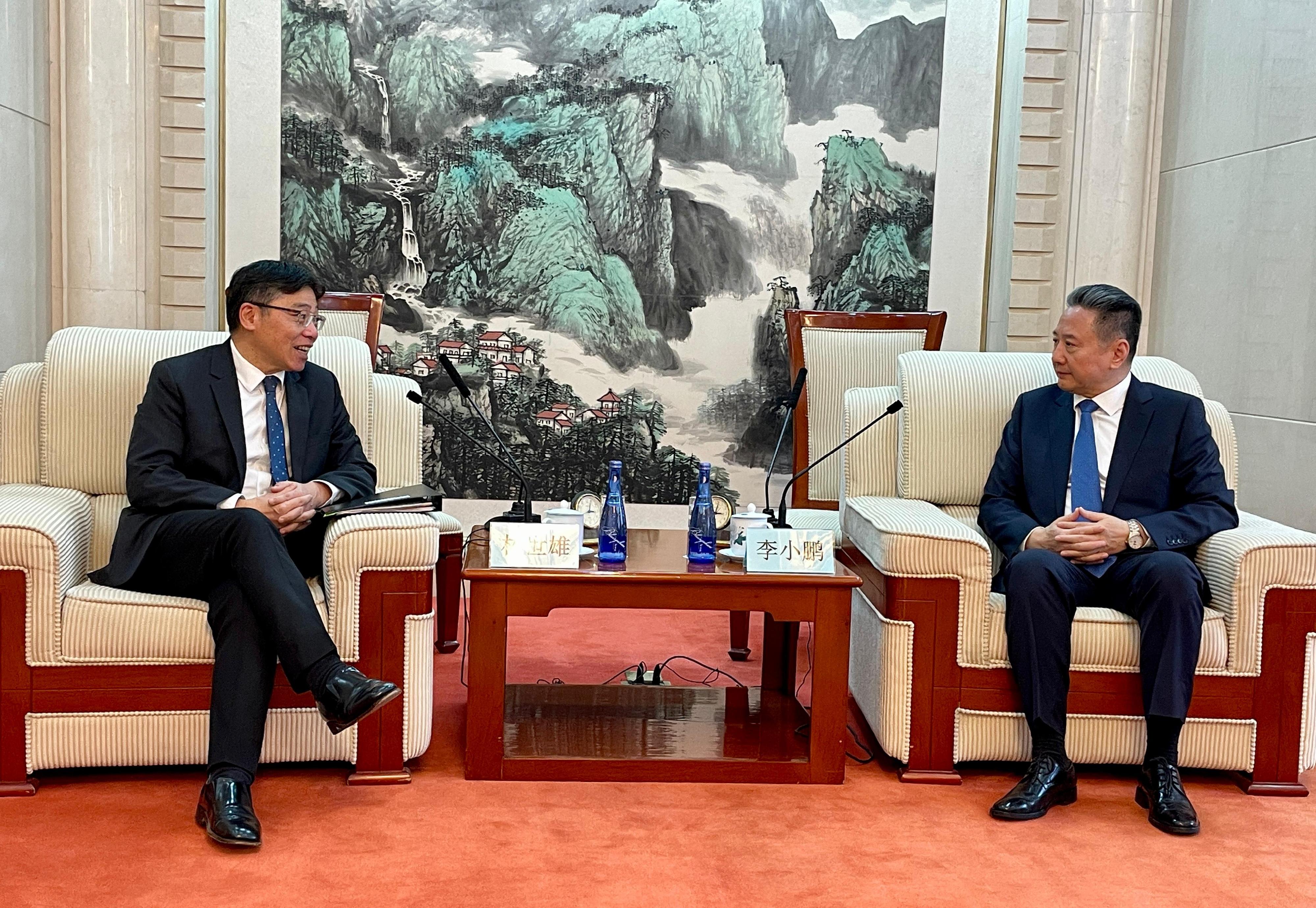 The Secretary for Transport and Logistics, Mr Lam Sai-hung, arrived in Beijing yesterday (April 9). Photo shows Mr Lam (left) having a meeting with the Minister of Transport, Mr Li Xiaopeng (right), introducing to him Hong Kong's transport and logistics developments in air, land and sea.