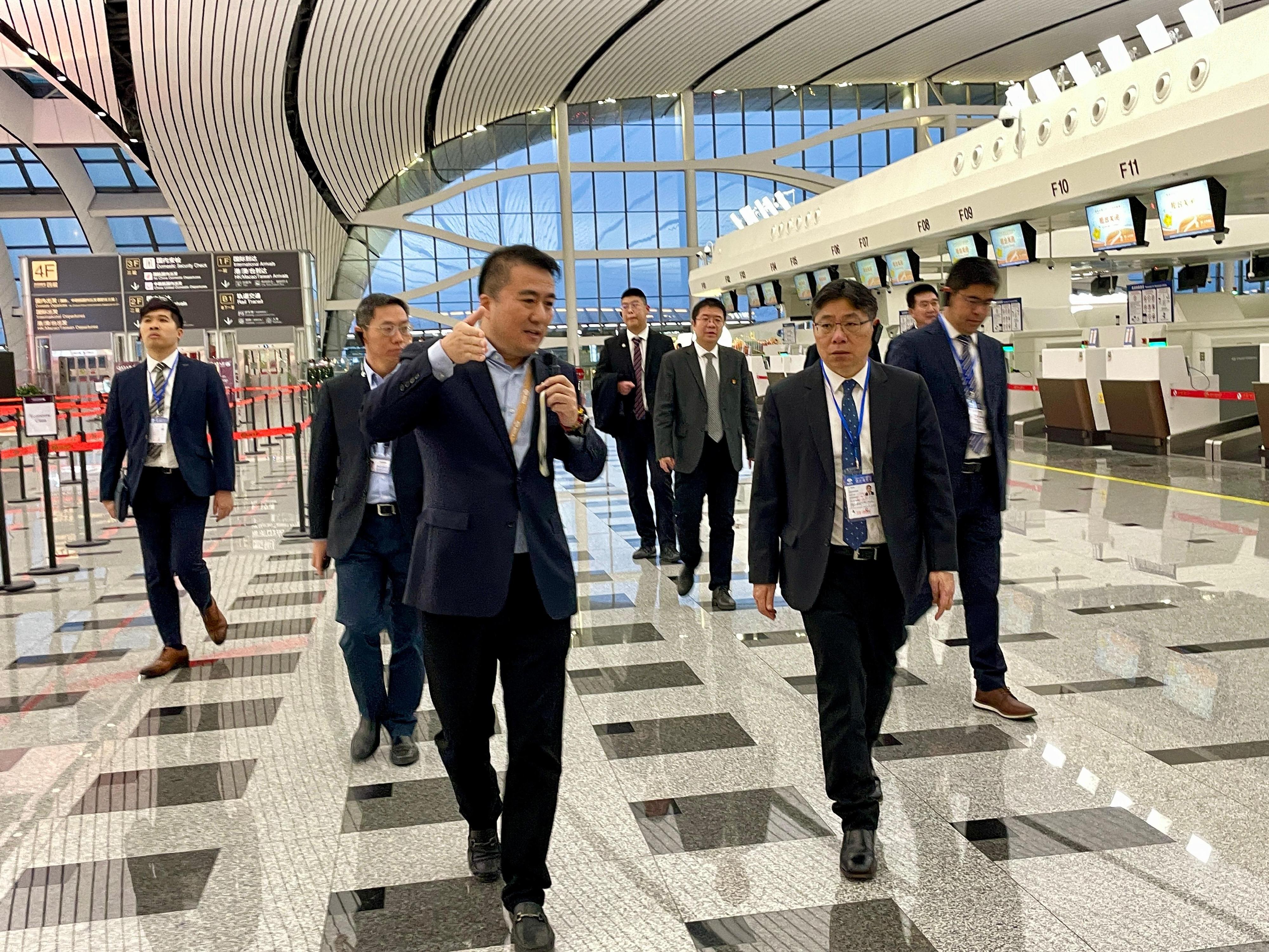 The Secretary for Transport and Logistics, Mr Lam Sai-hung, visited the terminal of Beijing Daxing International Airport yesterday (April 9). Photo shows Mr Lam (second right) receiving a briefing on the operation of the airport.