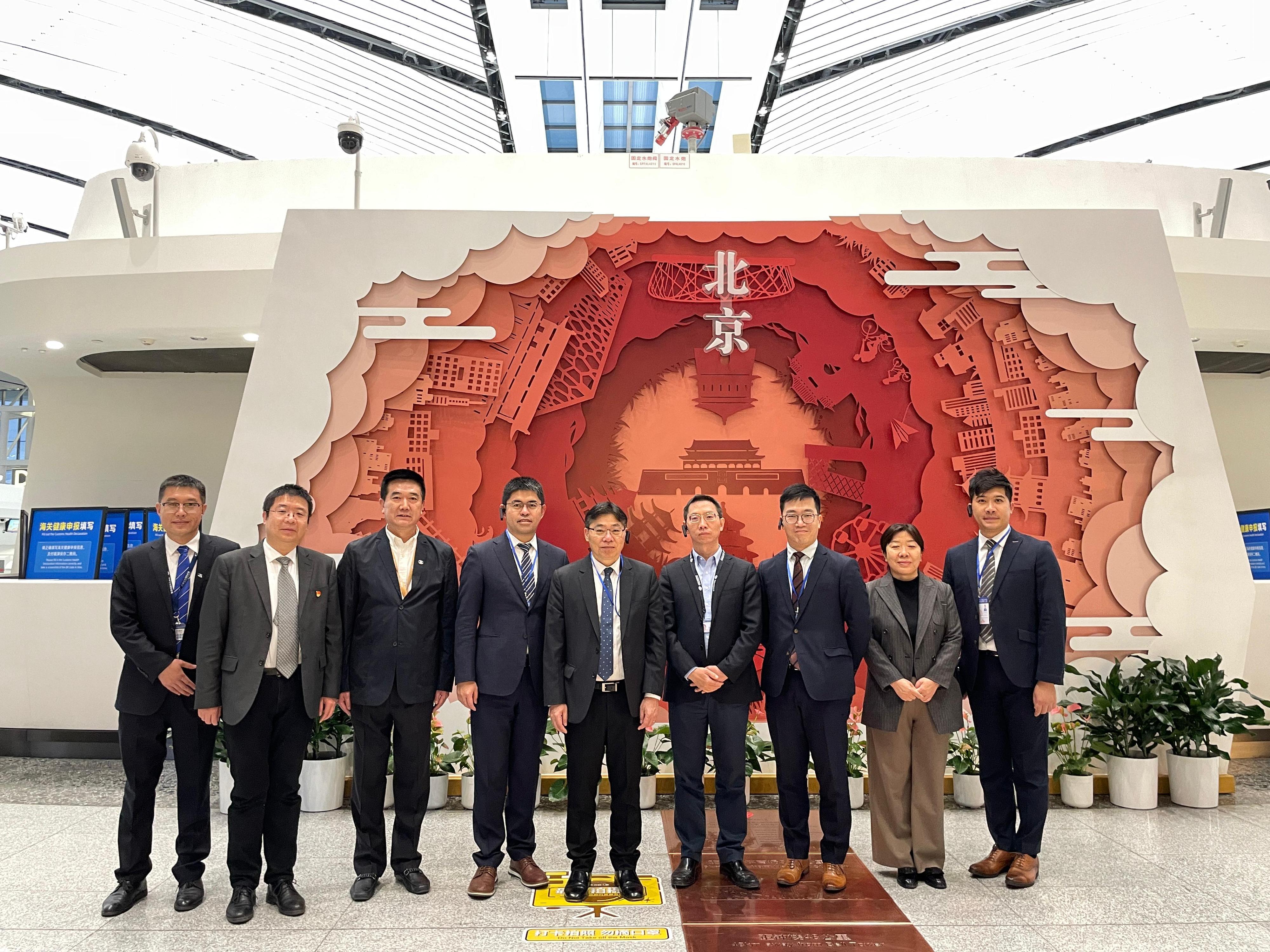 The Secretary for Transport and Logistics, Mr Lam Sai-hung, visited the terminal of Beijing Daxing International Airport yesterday (April 9). Photo shows Mr Lam (centre) with representatives of the Civil Aviation Administration of China and Daxing International Airport at the central axis of Beijing at the airport.