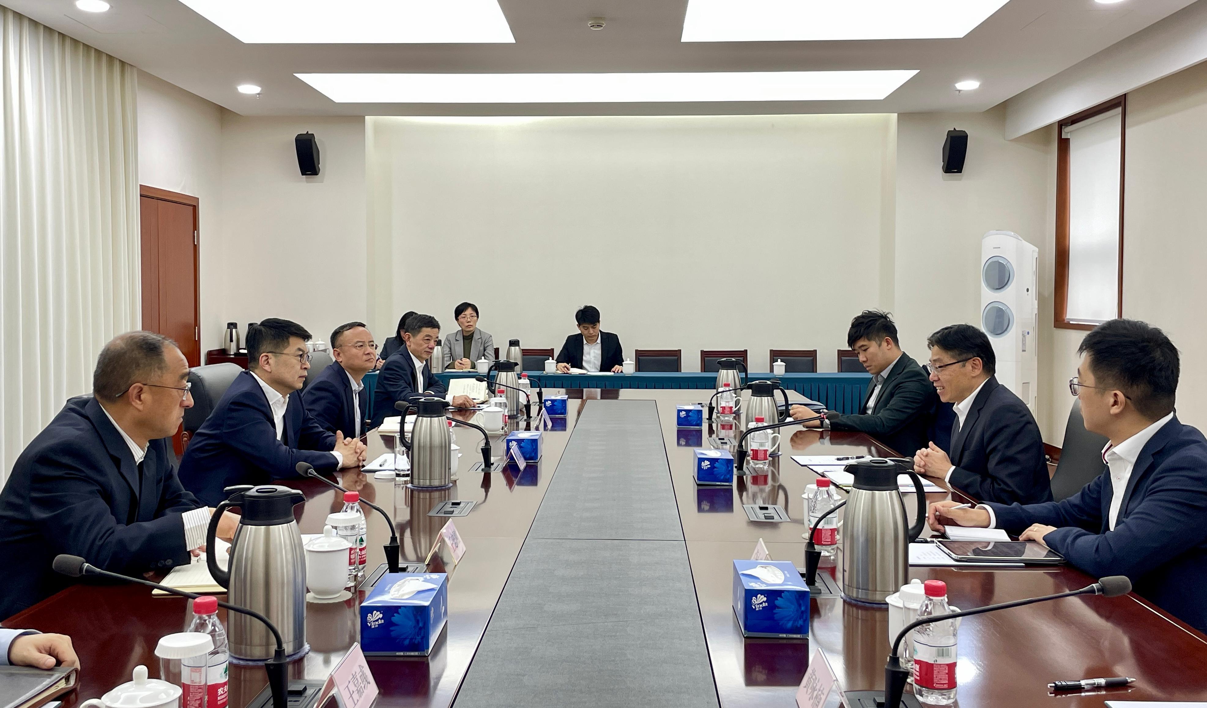 The Secretary for Transport and Logistics, Mr Lam Sai-hung (second right), meets with the Administrator of the National Railway Administration, Mr Fei Dongbin (second left), this afternoon (April 10), exploring various issues such as enhancement of high-speed rail services.