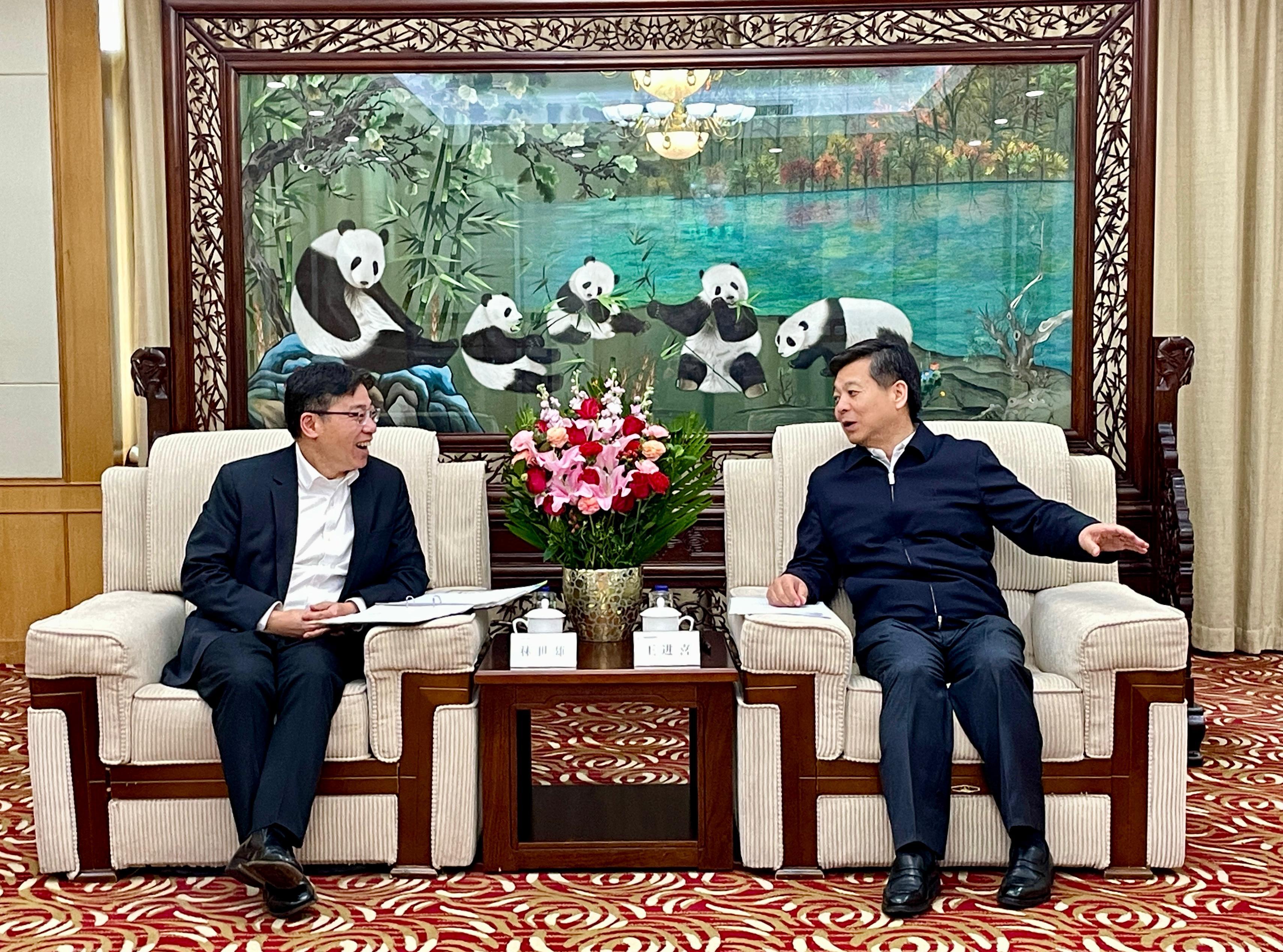 The Secretary for Transport and Logistics, Mr Lam Sai-hung (left), meets with Vice General Manager of China State Railway Group Co., Ltd Mr Wang Jinxi (right) today (April 10), discussing issues of mutual interest.