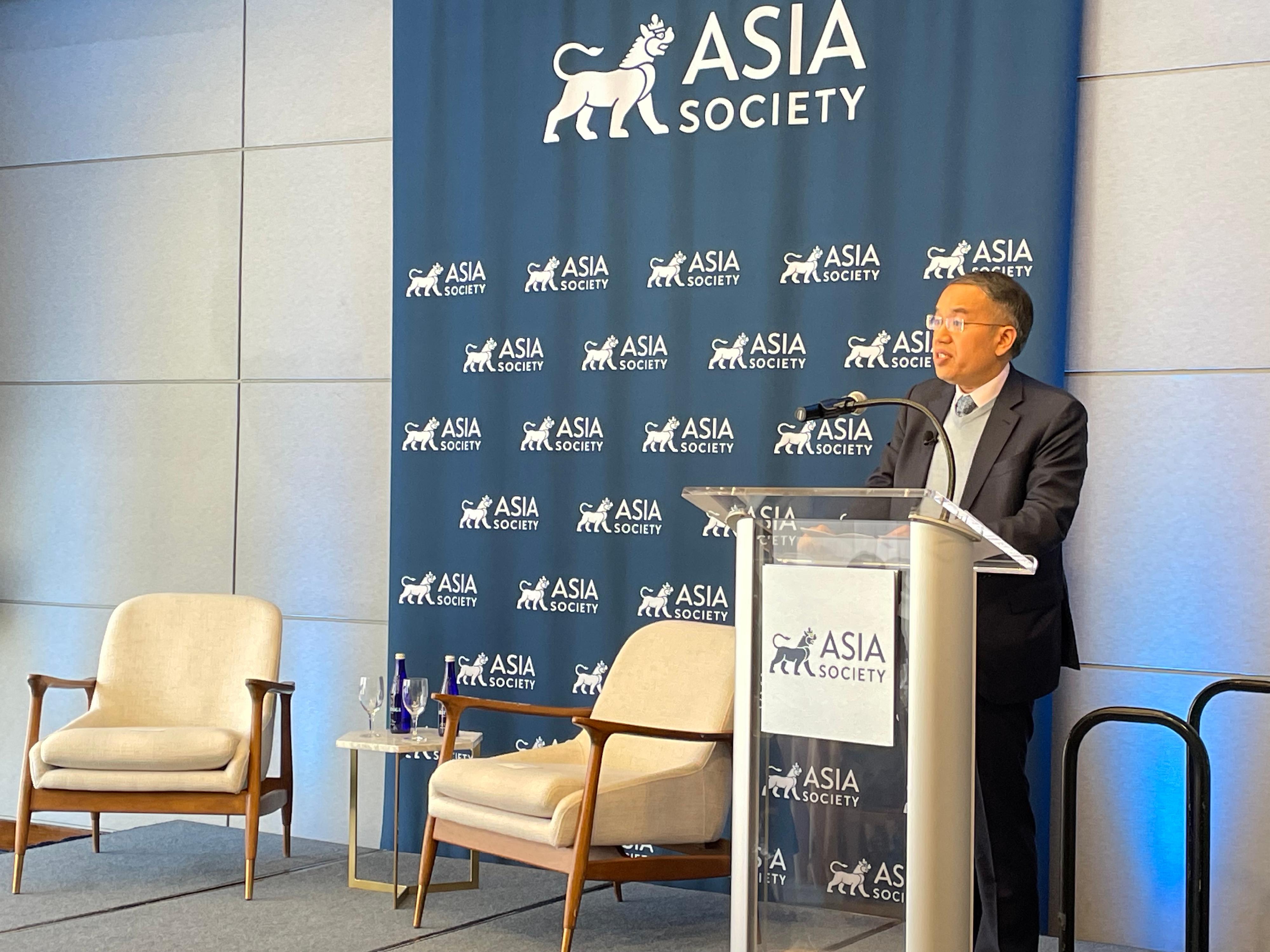 The Secretary for Financial Services and the Treasury, Mr Christopher Hui, yesterday (April 9, New York time) continued his visit to New York, the United States. Photo shows Mr Hui speaking at a luncheon co-organised by the Hong Kong Economic and Trade Office, New York, and the Asia Society.
