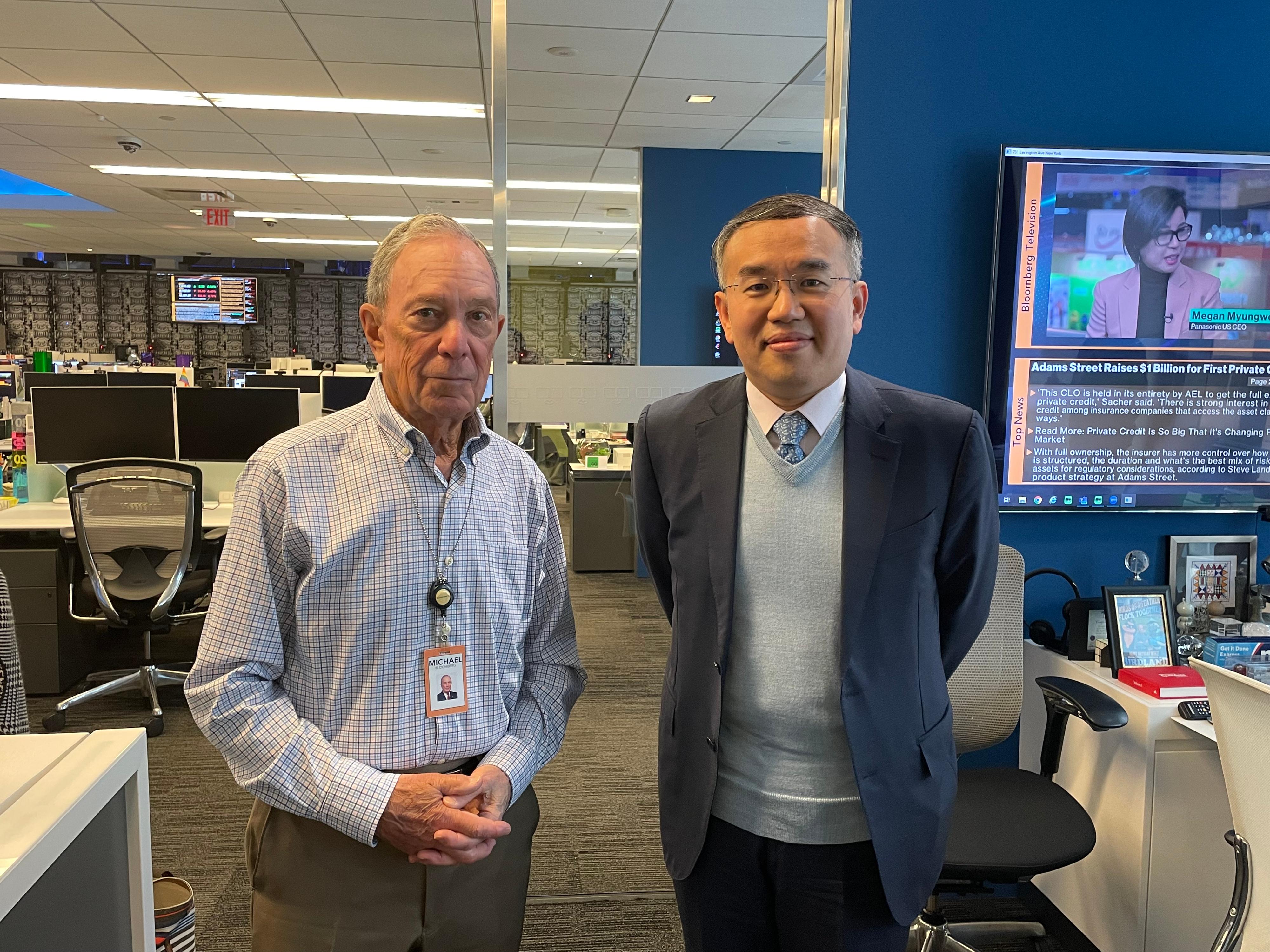 The Secretary for Financial Services and the Treasury, Mr Christopher Hui, yesterday (April 9, New York time) continued his visit to New York, the United States. Photo shows Mr Hui (right) with the Founder of Bloomberg L.P. and Bloomberg Philanthropies, Mr Michael Bloomberg (left).