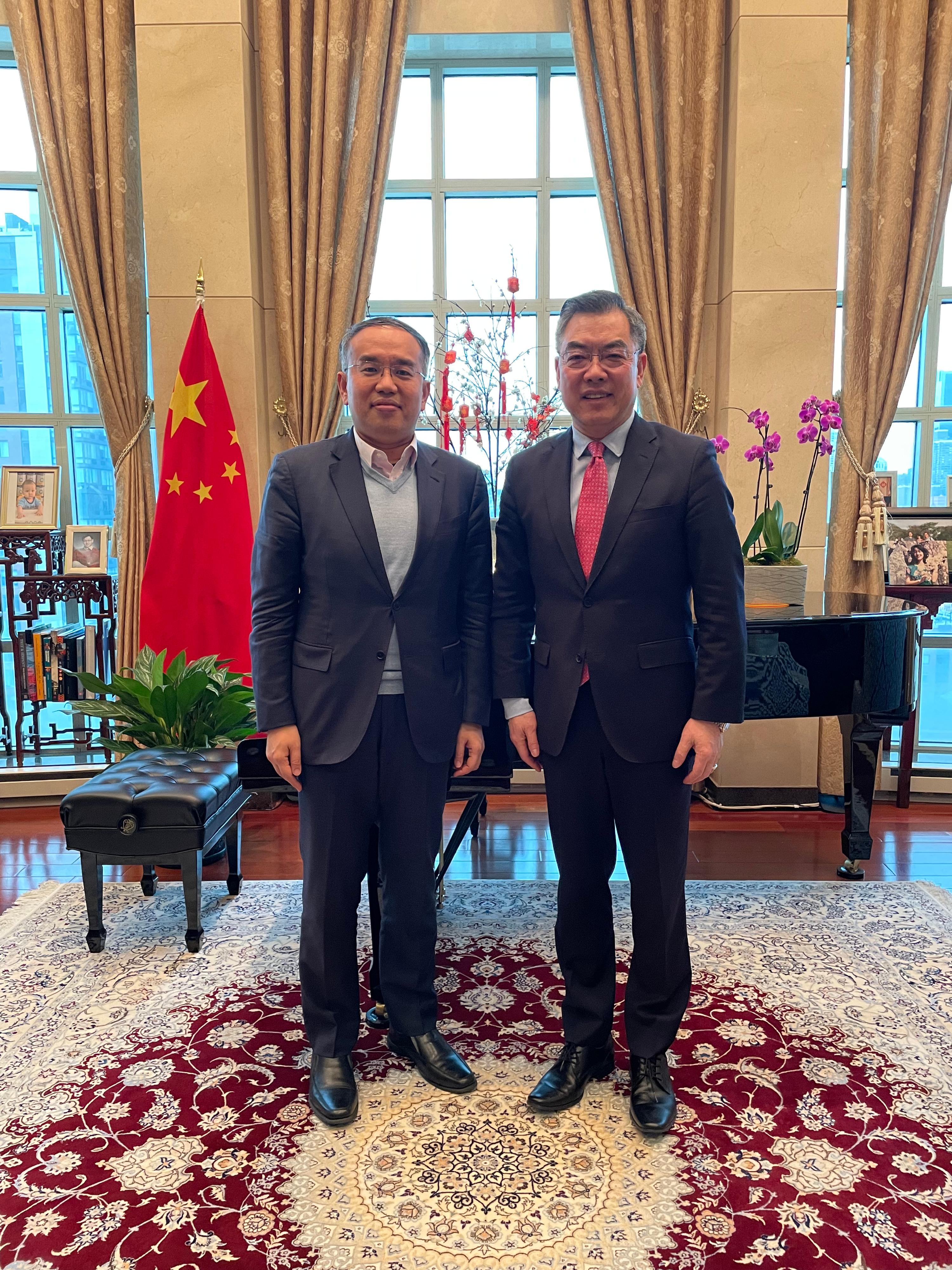 The Secretary for Financial Services and the Treasury, Mr Christopher Hui, yesterday (April 9, New York time) continued his visit to New York, the United States. Photo shows Mr Hui (left) paying a courtesy call to the Chinese Consul General in New York, Mr Huang Ping (right).