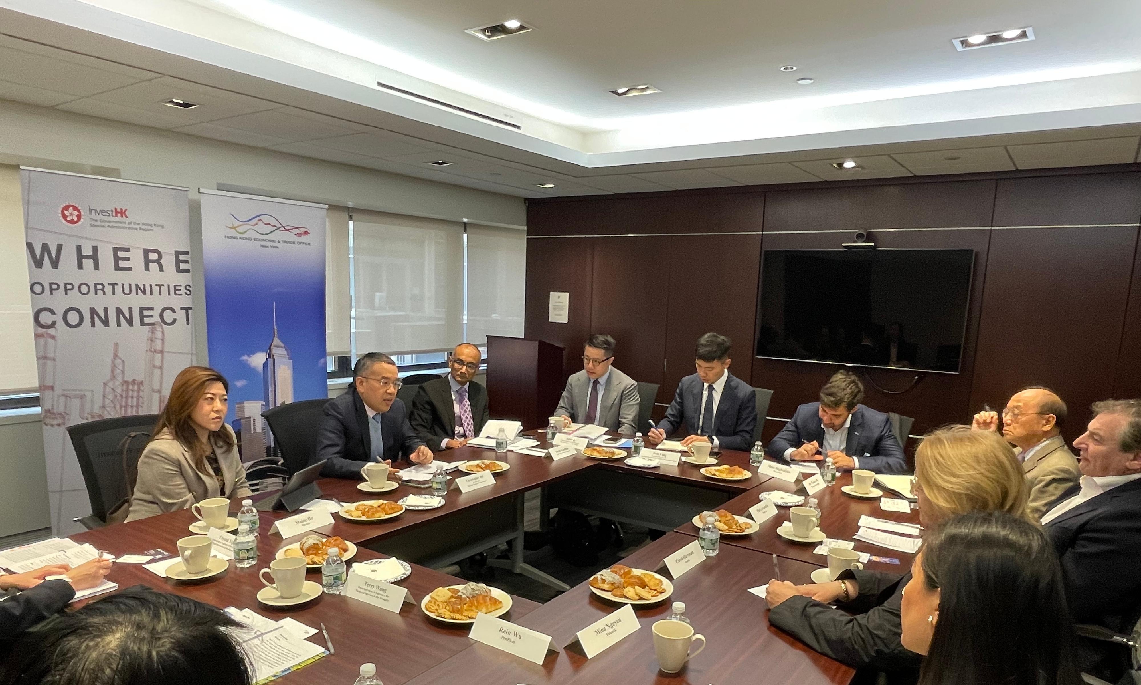 許正宇（左二）參與有關香港金融科技發展的圓桌討論。香港駐紐約經濟貿易辦事處處長何美智（左一）亦有出席。