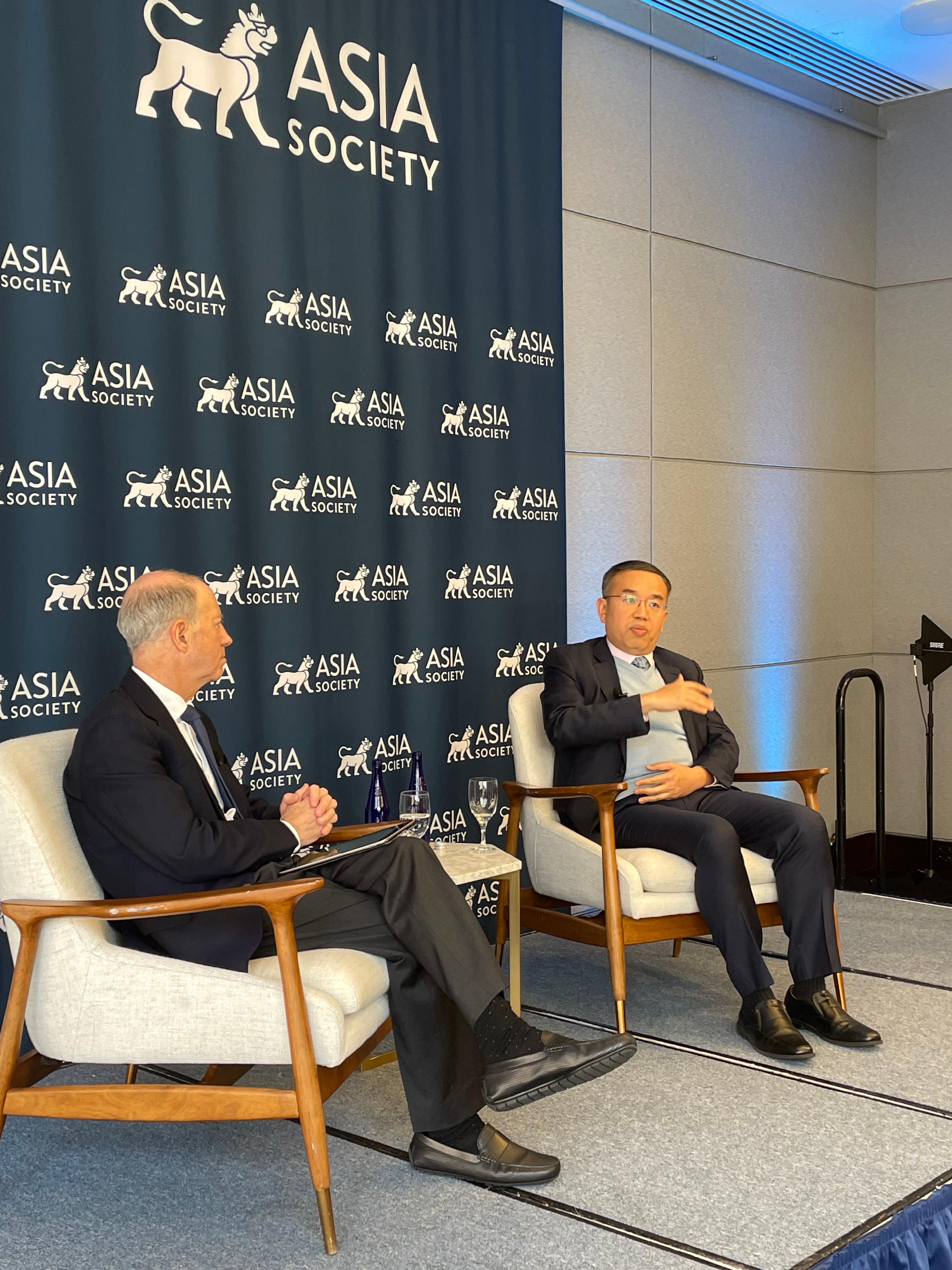 許正宇（右）在香港駐紐約經濟貿易辦事處與亞洲協會合辦的午餐會上跟與會嘉賓進行討論。