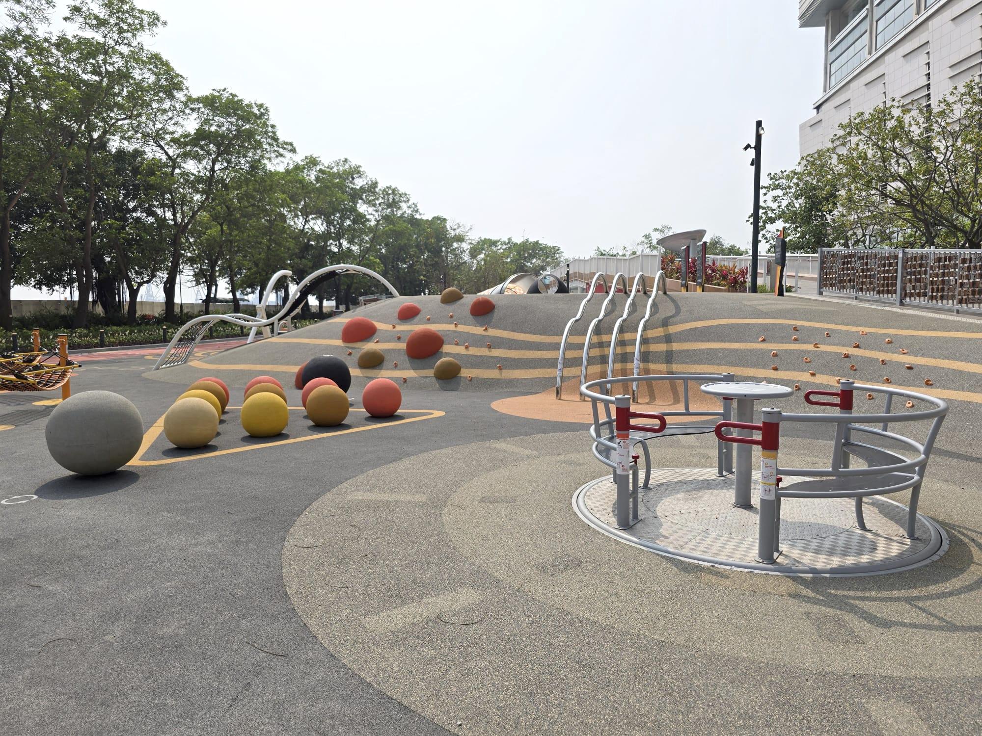 康乐及文化事务署宣布，海辉道公园于今日（四月十日）起开放予公众使用。公园占地约9 500平方米，提供一系列康体设施。图示多元共融儿童游乐场。