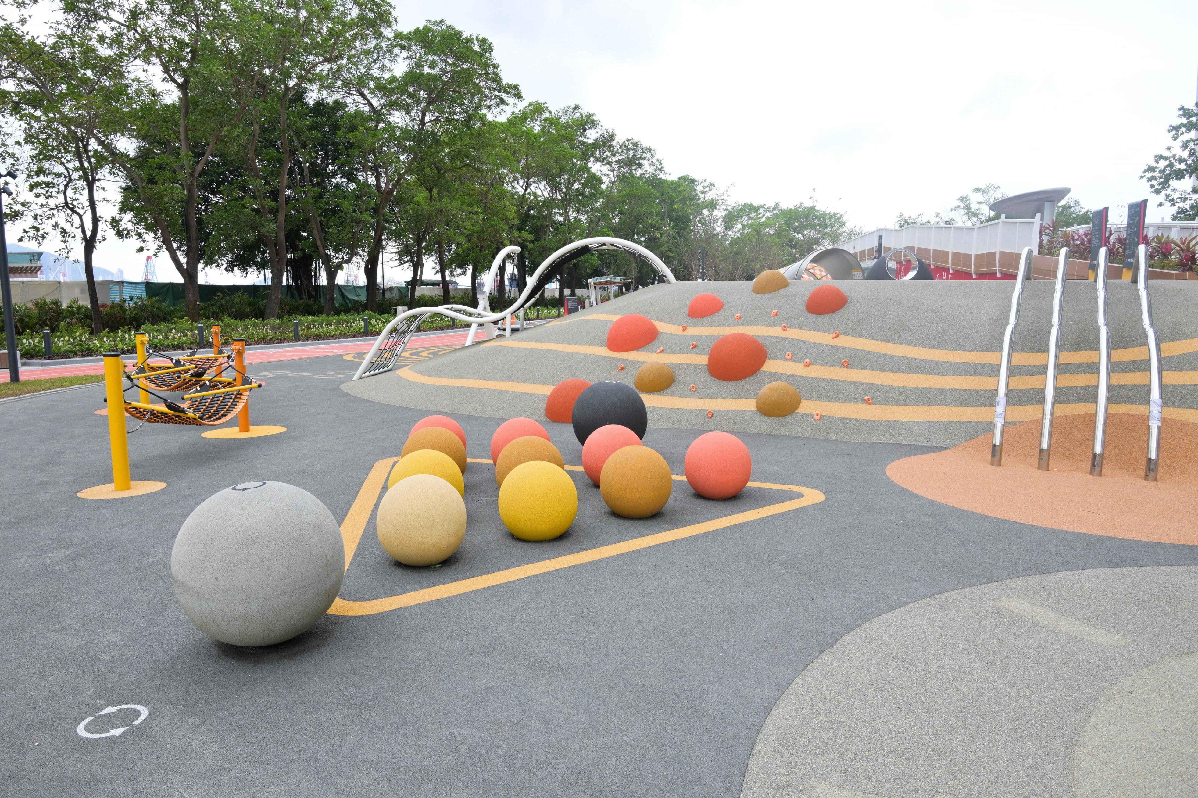 康樂及文化事務署宣布，海輝道公園於今日（四月十日）起開放予公眾使用。公園佔地約9 500平方米，提供一系列康體設施。圖示多元共融兒童遊樂場。