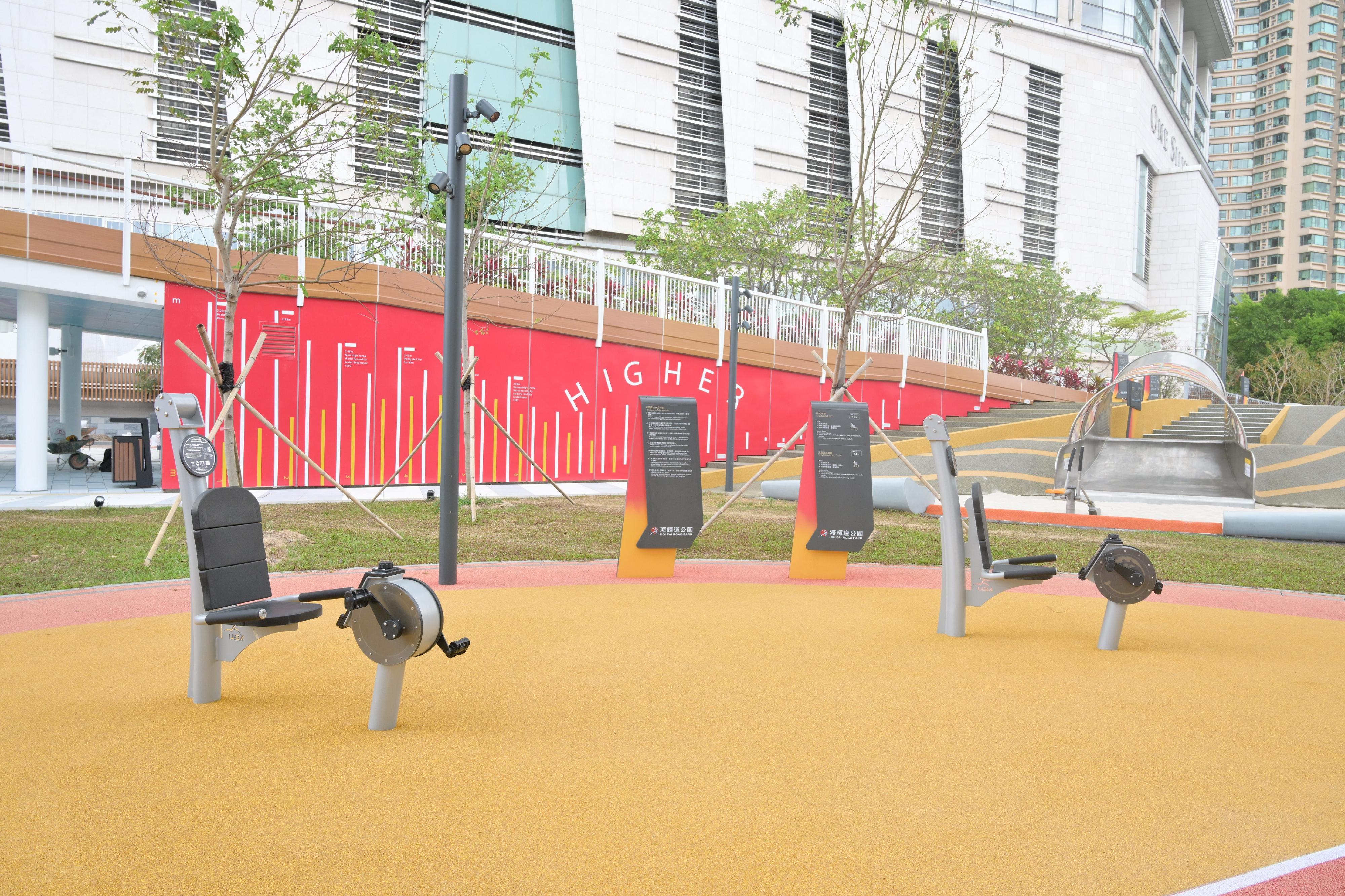 The Leisure and Cultural Services Department announced that Hoi Fai Road Park is open for public use from today (April 10). Occupying an area of about 9 500 square metres, the park provides a variety of recreational facilities including fitness corners installed with smart fitness stations. 



