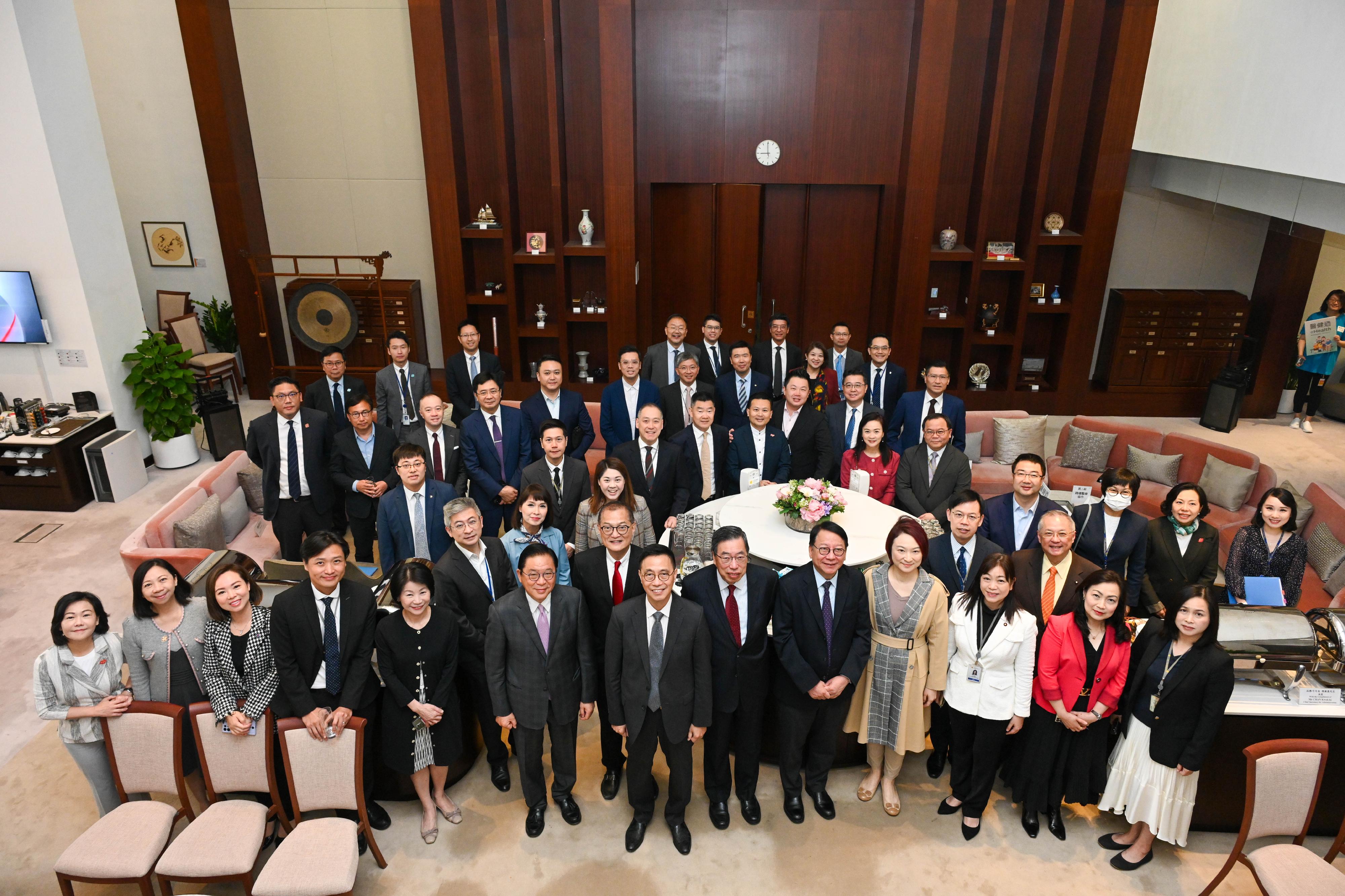 The Chief Secretary for Administration, Mr Chan Kwok-ki, attended the Ante Chamber exchange session at the Legislative Council (LegCo) today (April 10). Photo shows Mr Chan (first row, fifth right); the President of the LegCo, Mr Andrew Leung (first row, sixth right); the Secretary for Culture, Sports and Tourism, Mr Kevin Yeung (first row, seventh right); the Secretary for Health, Professor Lo Chung-mau (first row, seventh left); the Secretary for Home and Youth Affairs, Miss Alice Mak (third row, second right), with LegCo Members before the meeting.
