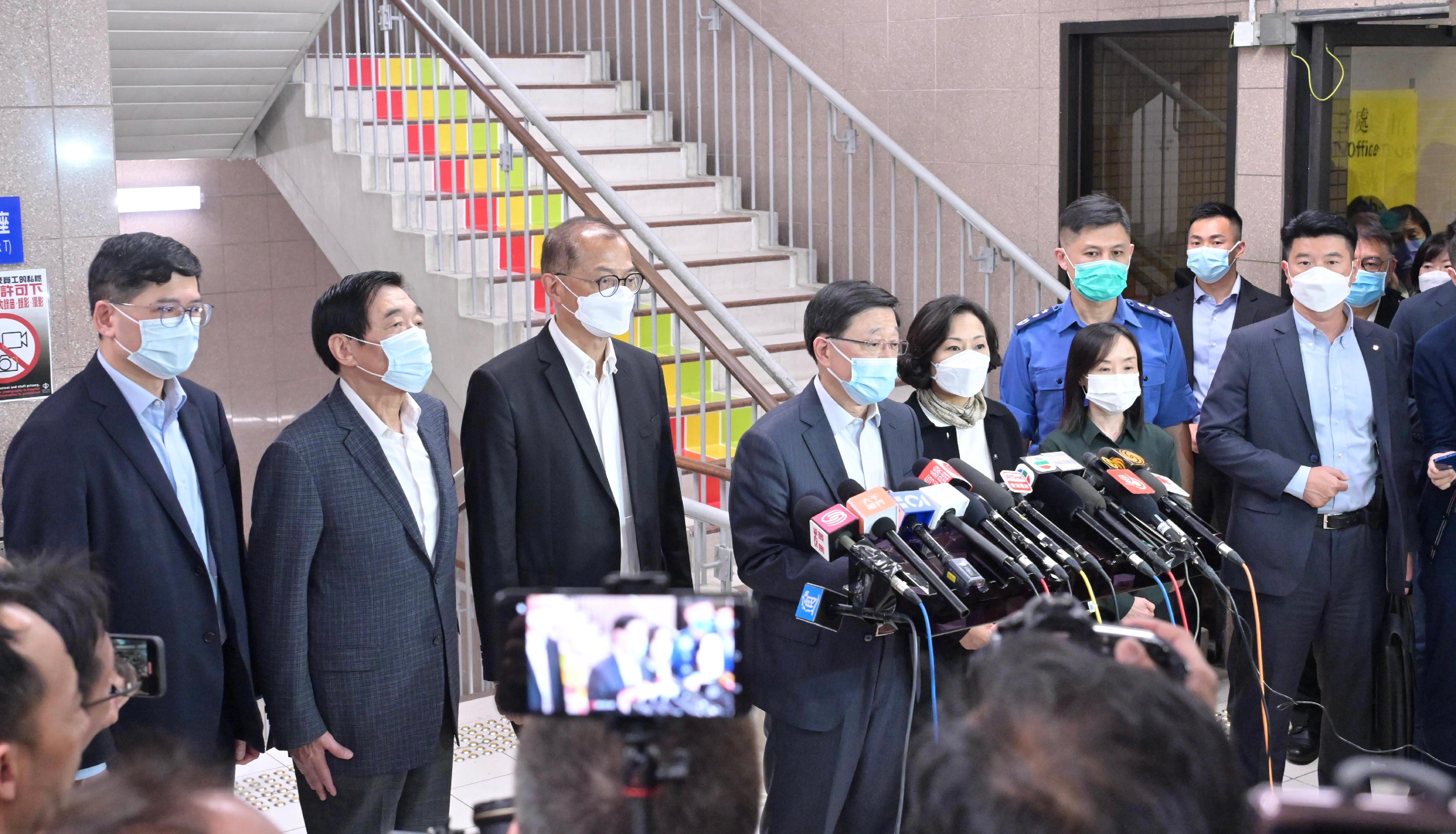 The Chief Executive, Mr John Lee, went to Queen Elizabeth Hospital today (April 10) to visit the injured persons of the No. 3 alarm fire at New Lucky House in Jordan. Photo shows Mr Lee (fourth left) together with the Secretary for Health, Professor Lo Chung-mau (third left); the Secretary for Home and Youth Affairs, Miss Alice Mak (fifth left); and representatives from the relevant departments and the Hospital Authority, meeting the media after the visit.