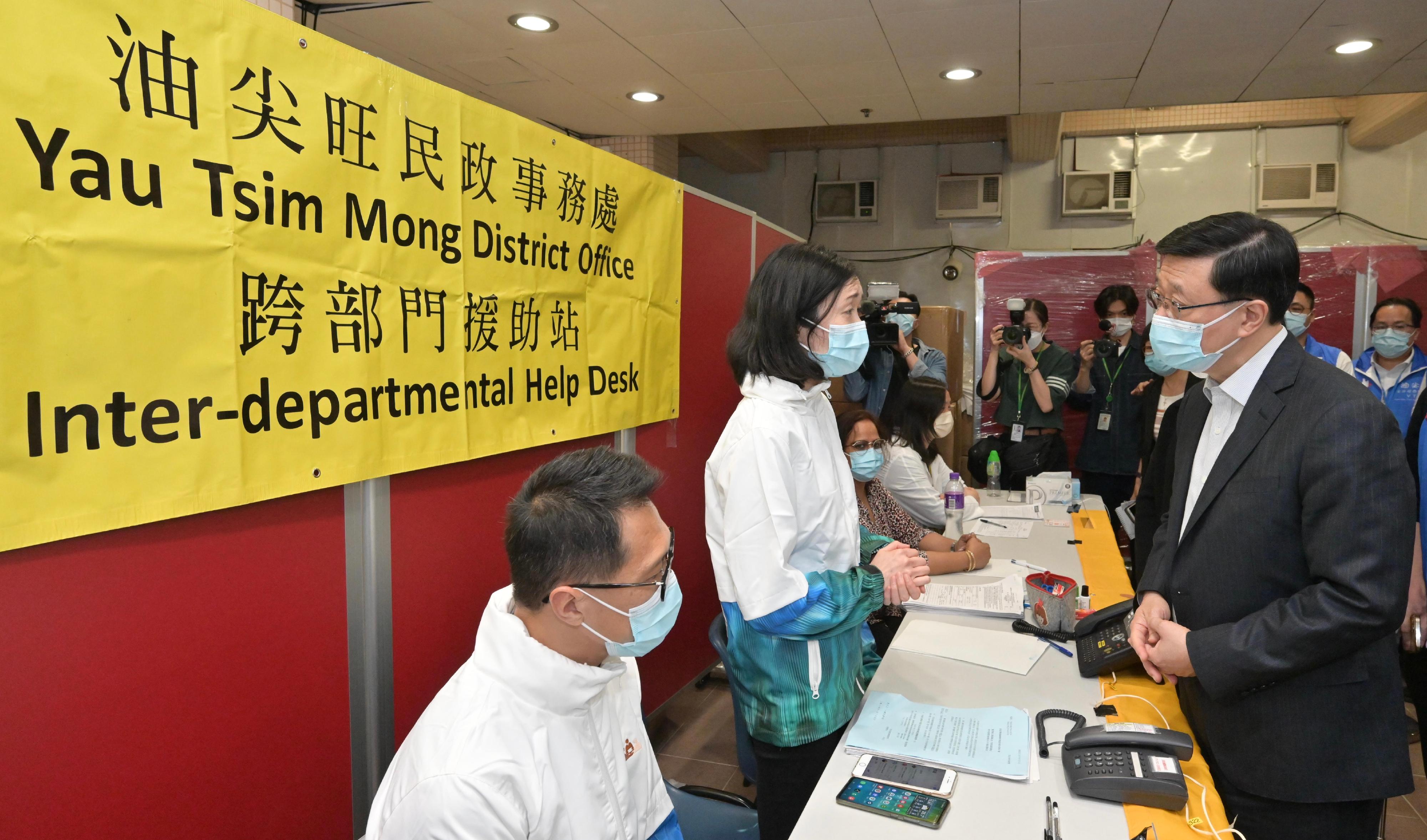 The Chief Executive, Mr John Lee, went to Queen Elizabeth Hospital today (April 10) to visit the injured persons of the No. 3 alarm fire at New Lucky House in Jordan. Photo shows Mr Lee (first right) visiting the interdepartmental help desk in the hospital.