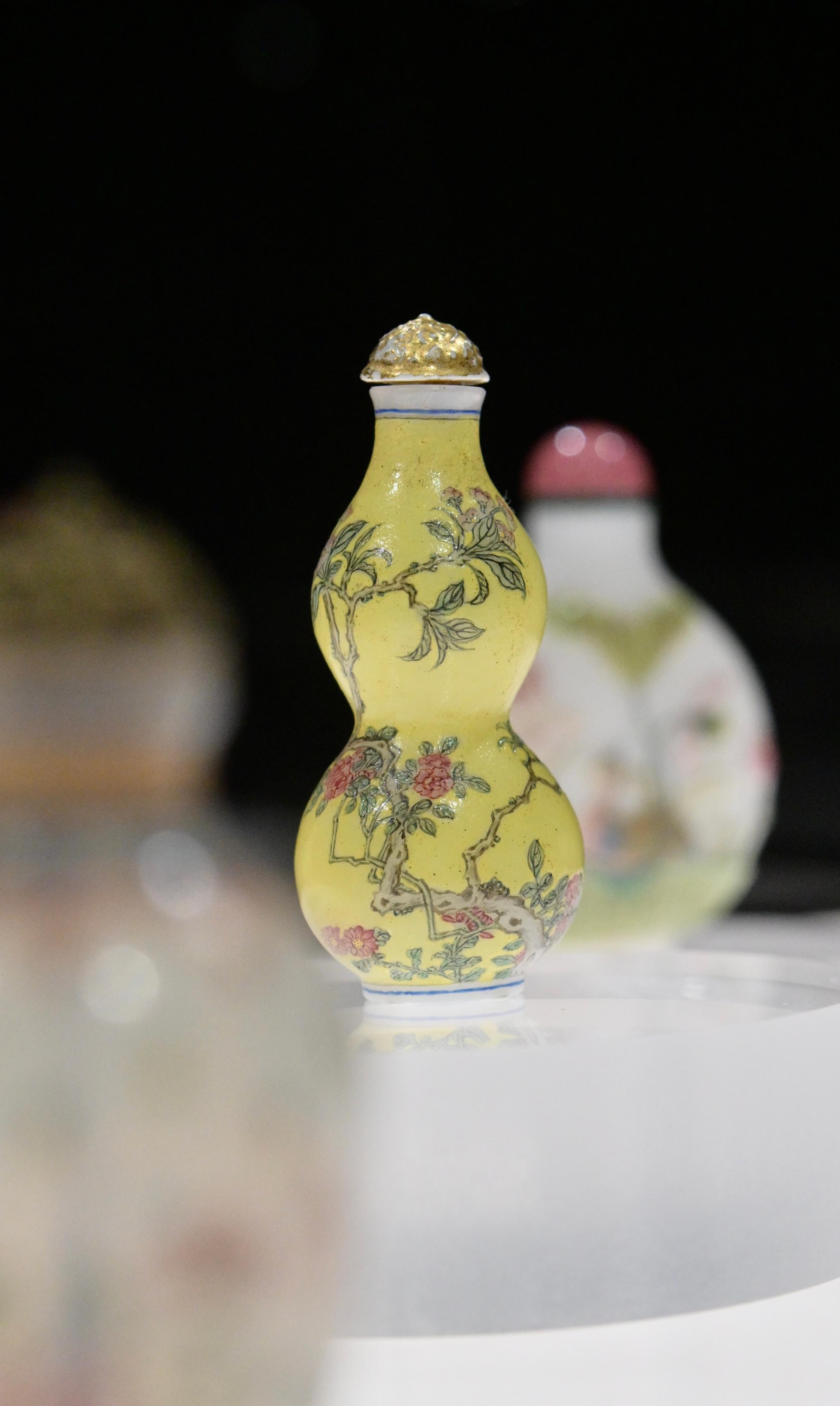 The opening ceremony of the "Art of Gifting: The Fuyun Xuan Collection of Chinese Snuff Bottles" exhibition and donation ceremony was held today (April 11) at the Hong Kong Museum of Art. Photo shows a double-gourd-shaped snuff bottle with floral design in painted enamels on yellow ground.
