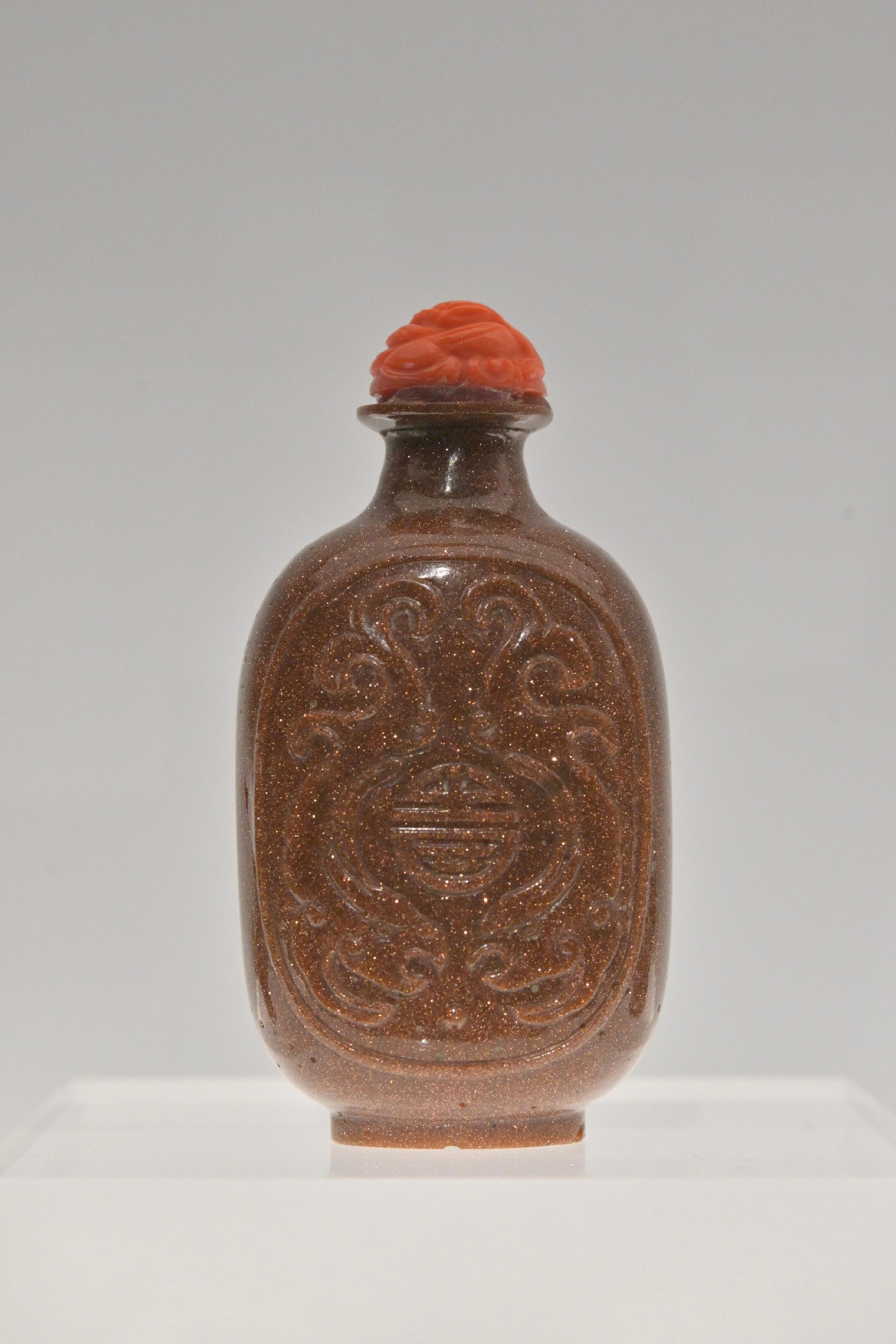 The opening ceremony of the "Art of Gifting: The Fuyun Xuan Collection of Chinese Snuff Bottles" exhibition and donation ceremony was held today (April 11) at the Hong Kong Museum of Art. Photo shows an aventurine glass snuff bottle with chi-dragons and shou medallion design.