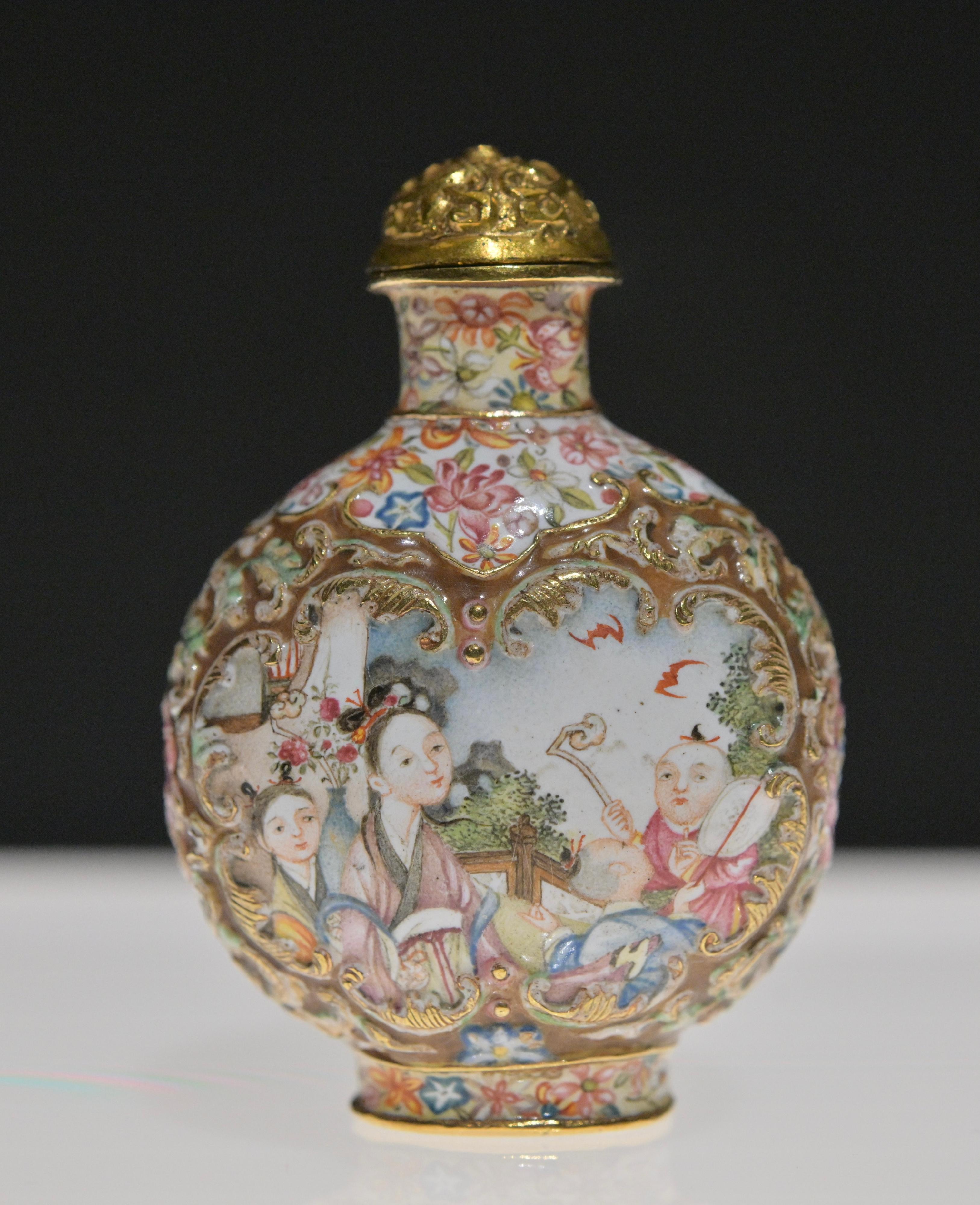 The opening ceremony of the "Art of Gifting: The Fuyun Xuan Collection of Chinese Snuff Bottles" exhibition and donation ceremony was held today (April 11) at the Hong Kong Museum of Art. Photo shows a gold snuff bottle with scene of mother and children in painted enamels.